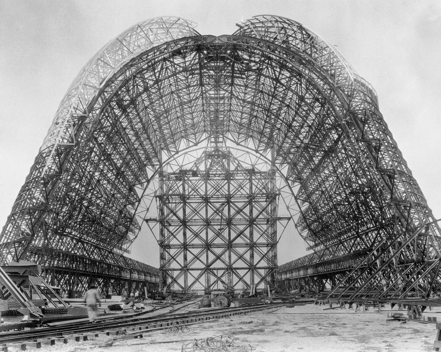 CONSTRUCTION OF HANGAR ONE AT NAS SUNNYVALE CALIFORNIA  8X10 NASA PHOTO (BB-275)