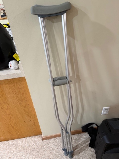Aluminum CRUTCHES adjustable adult 5' 2" to 5' 10"