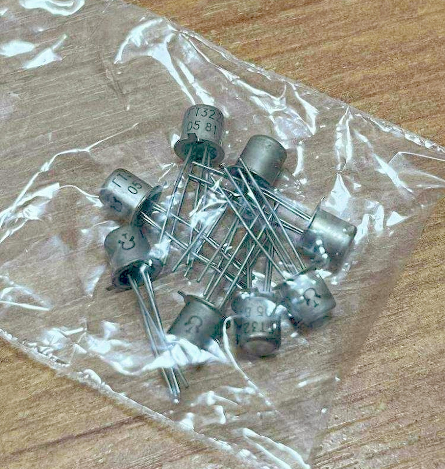 8pcs Germanium Transistors PNP GT322B alt AF117 2N987 2SA104 - Fuzz Face - USSR