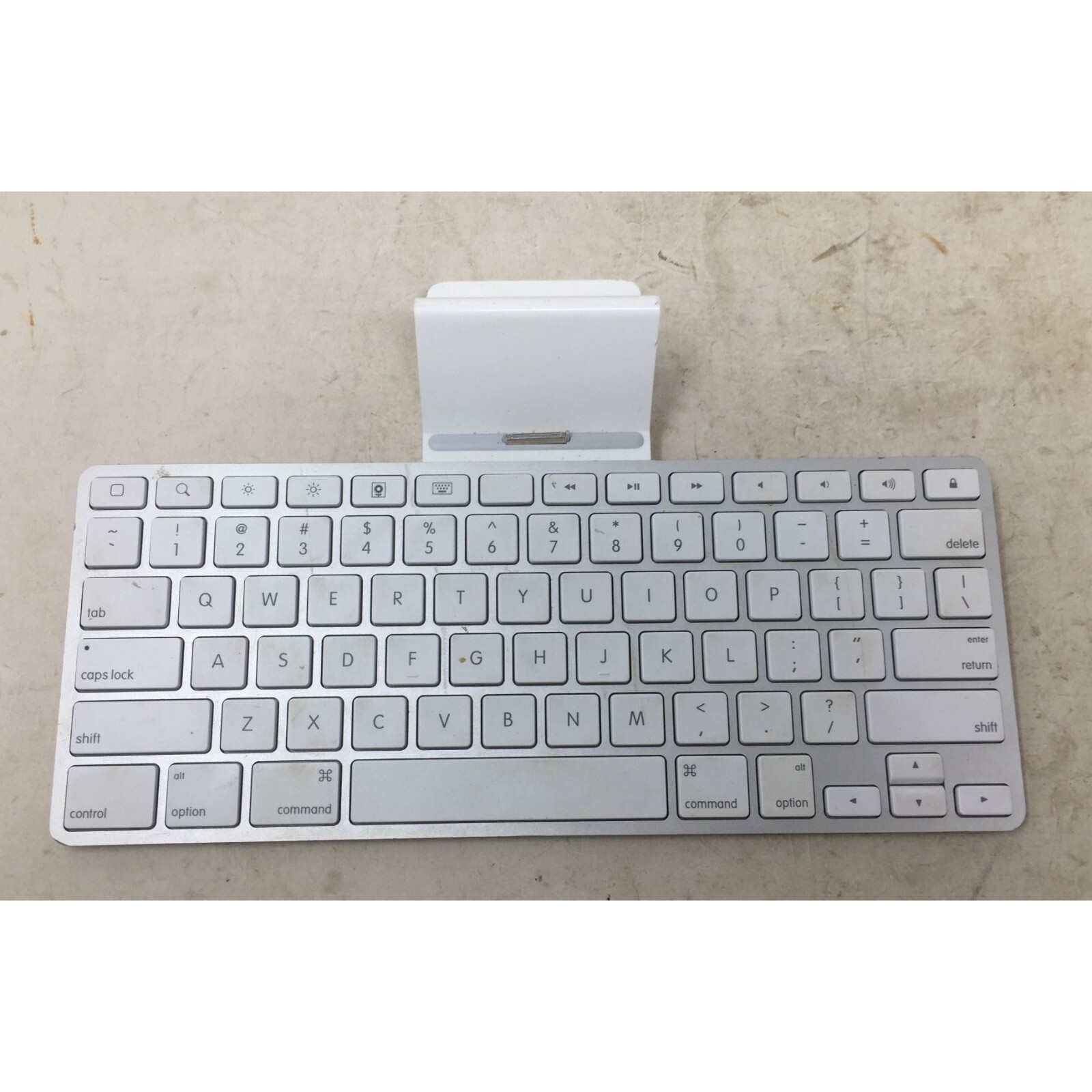Wireless Apple Keyboard Model A1359 W/ Docking Station