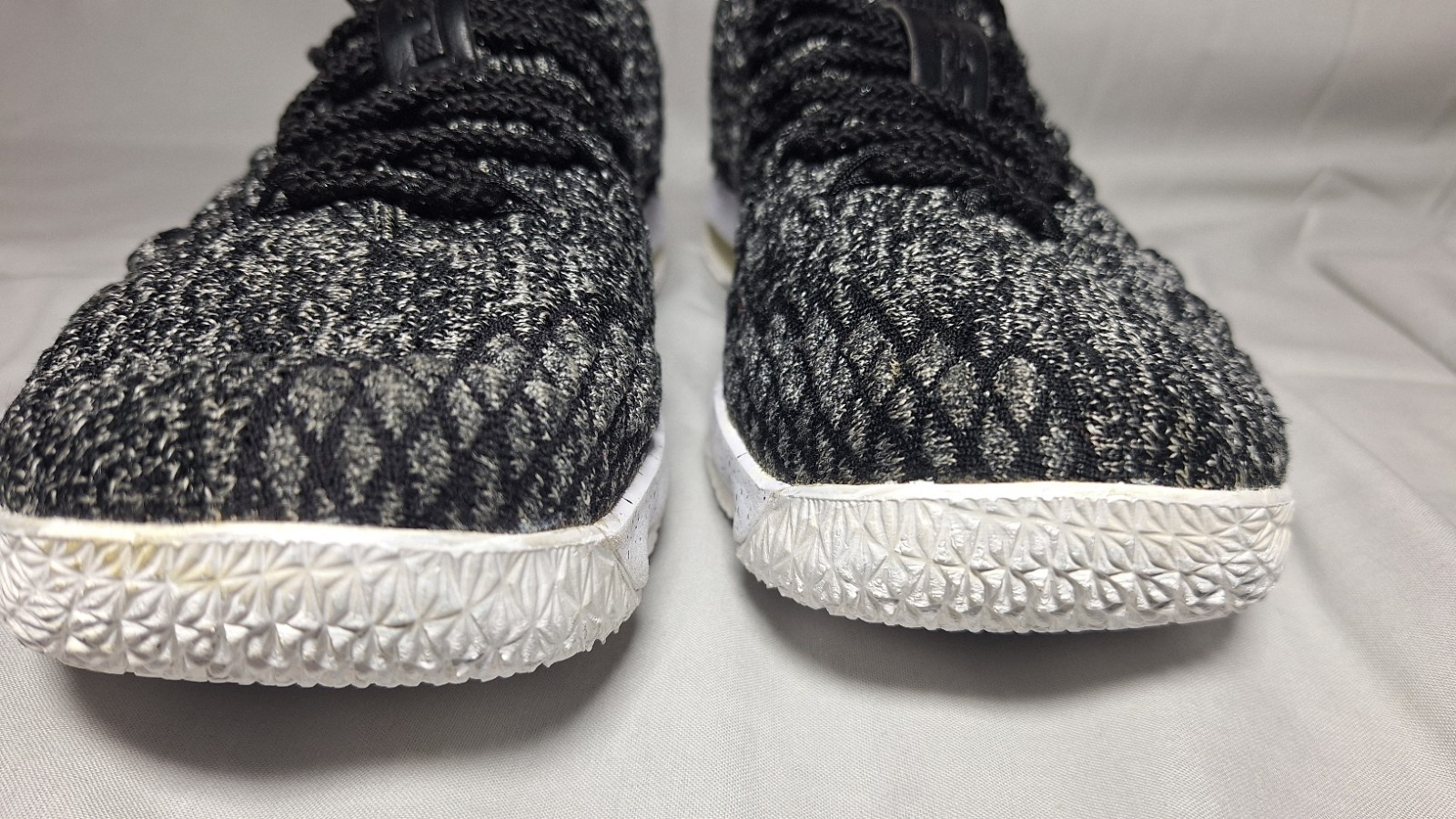 Size 10.5 - Nike LeBron 15 Ashes - 897648-002