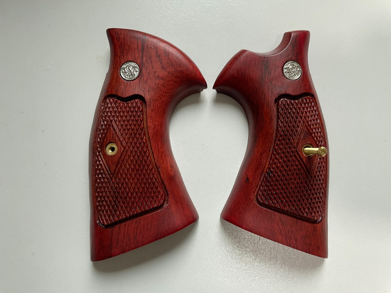 New Checker Wood Decorative Grips for S&W, K/L ROUND BUTT 686; pattern diamond