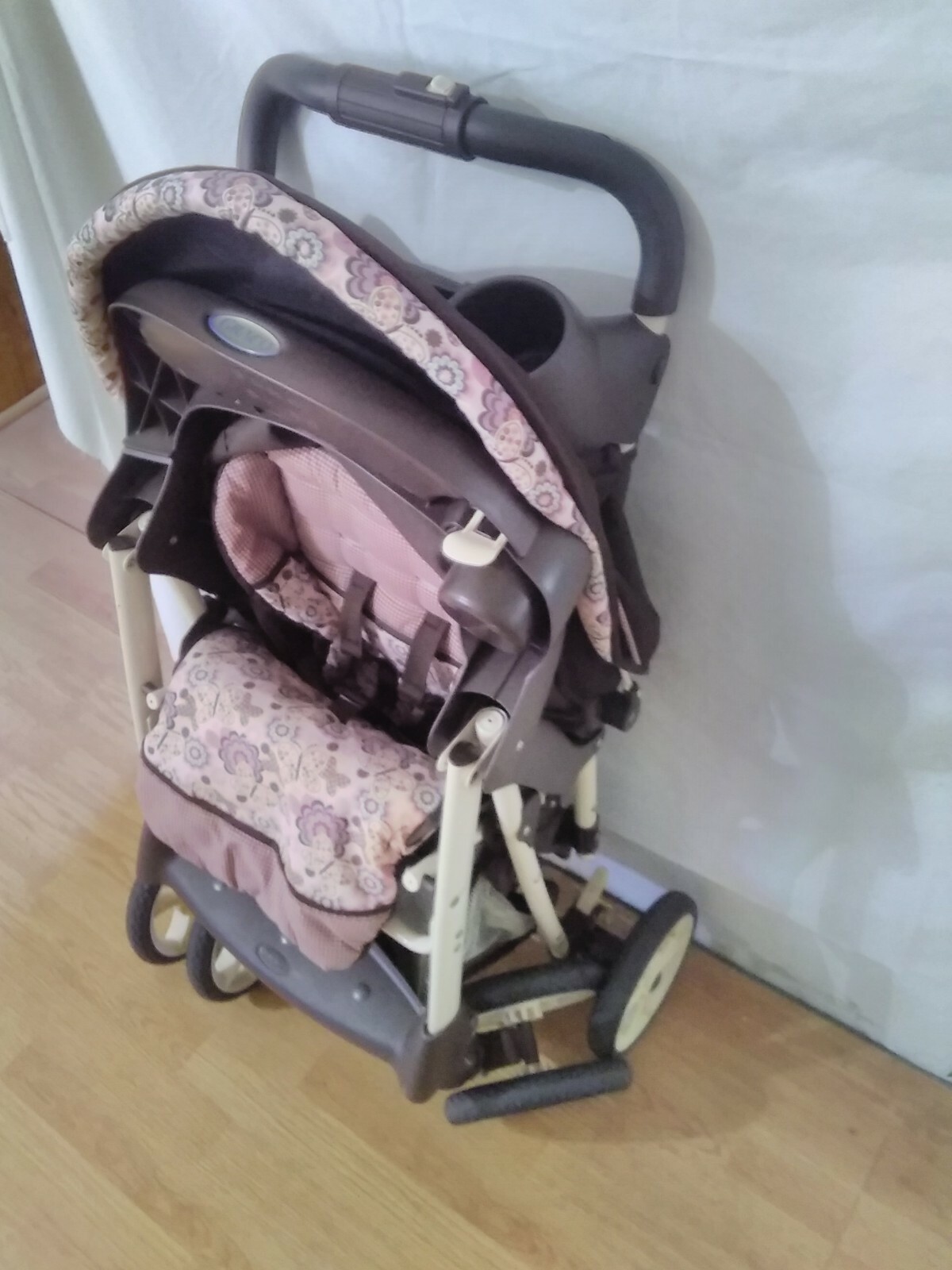 Graco Stroller walk behind with built in cupholders 