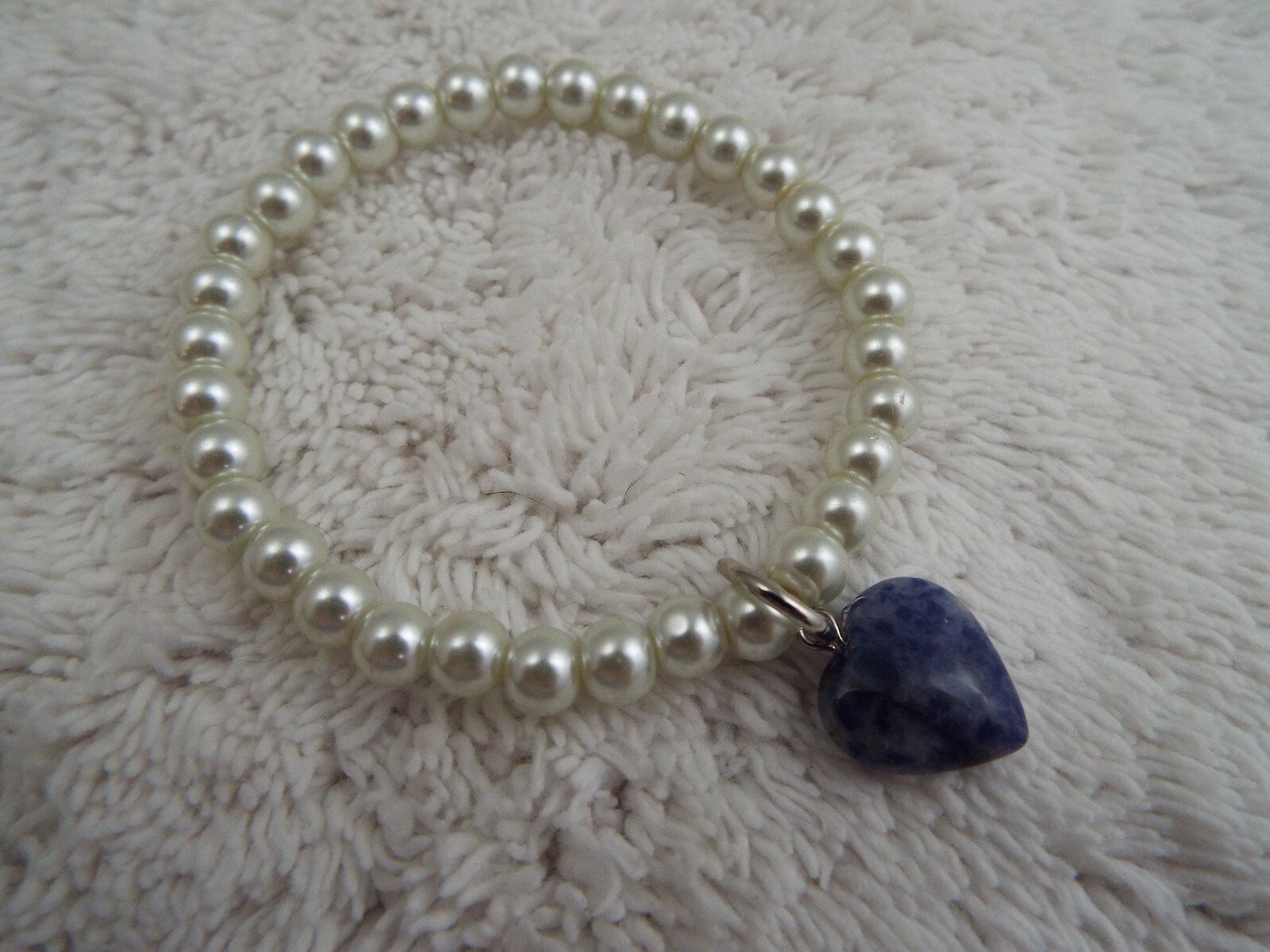 White Glass Bead Blue Sodalite Stone Heart Charm Stretch Bracelet (B22)
