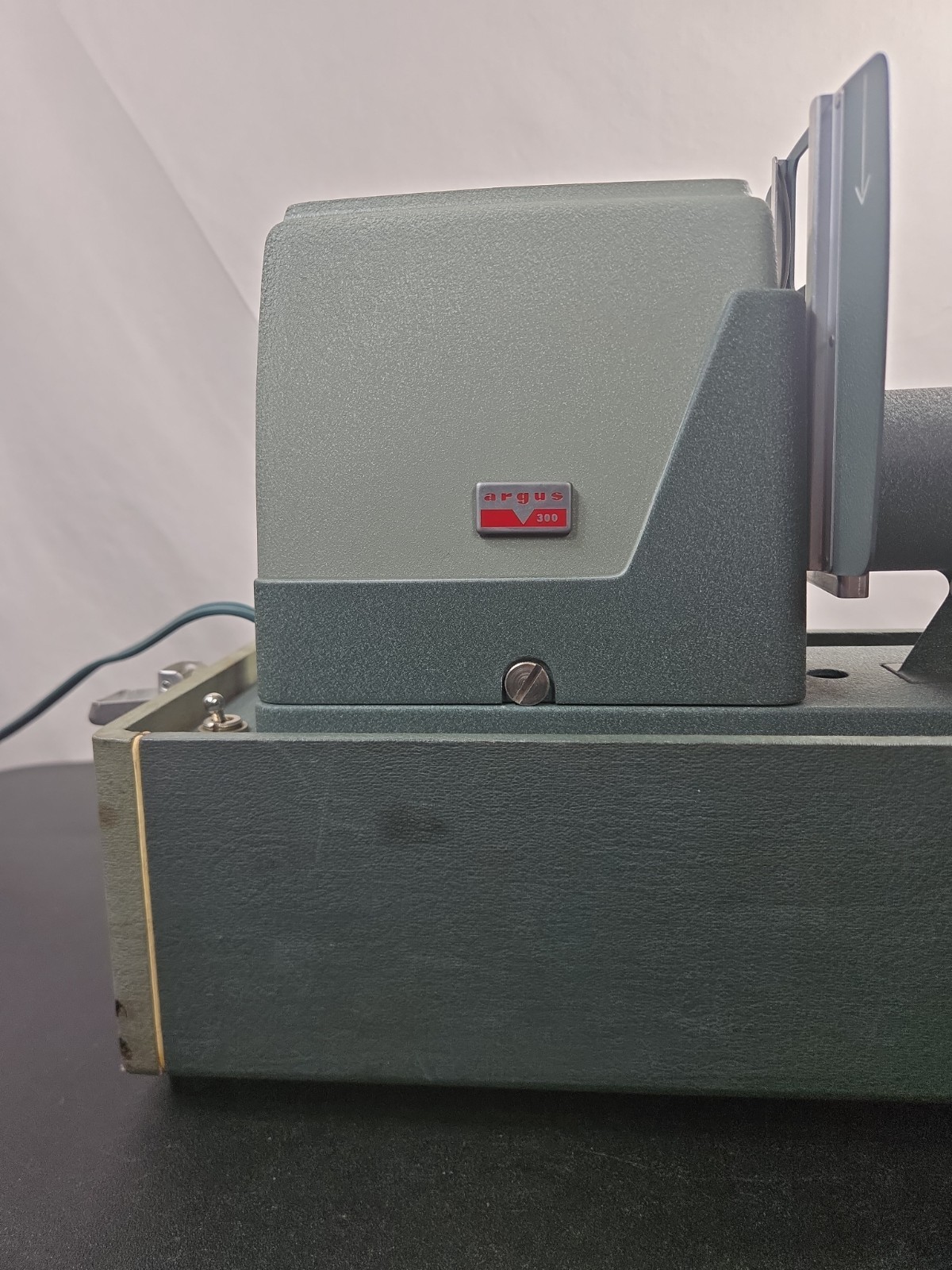 Vintage Argus 300 Automatic 35mm Slide Projector Tested Working w/ Case