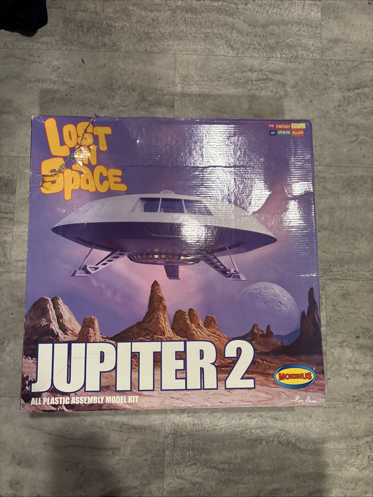 Moebius 913 TV 'Lost in Space' Jupiter 2 Spaceship 1/35 Scale Model