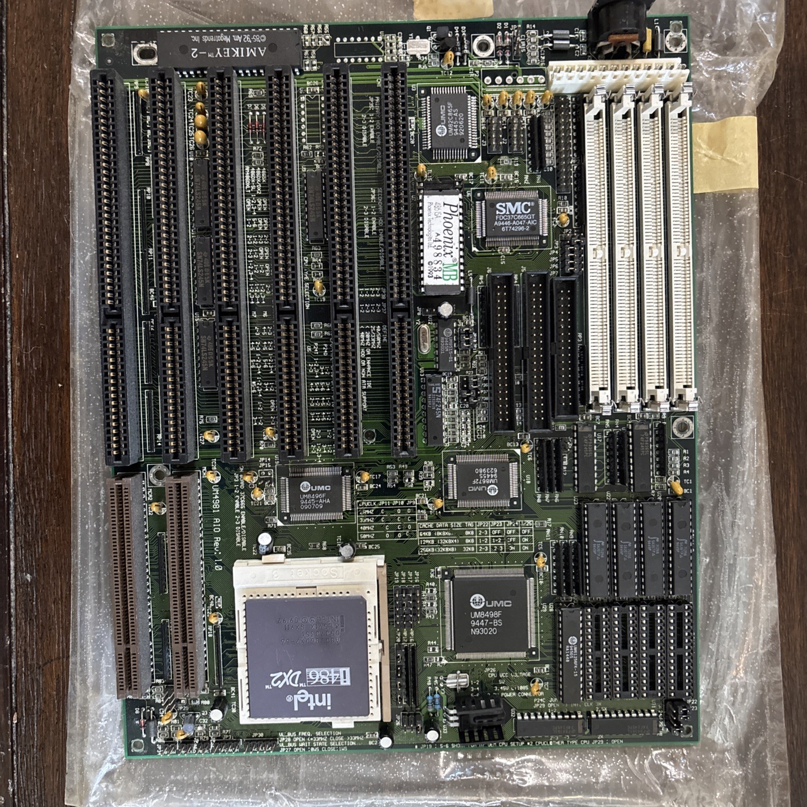 This vintage motherboard features an Intel 80486DX2 processor