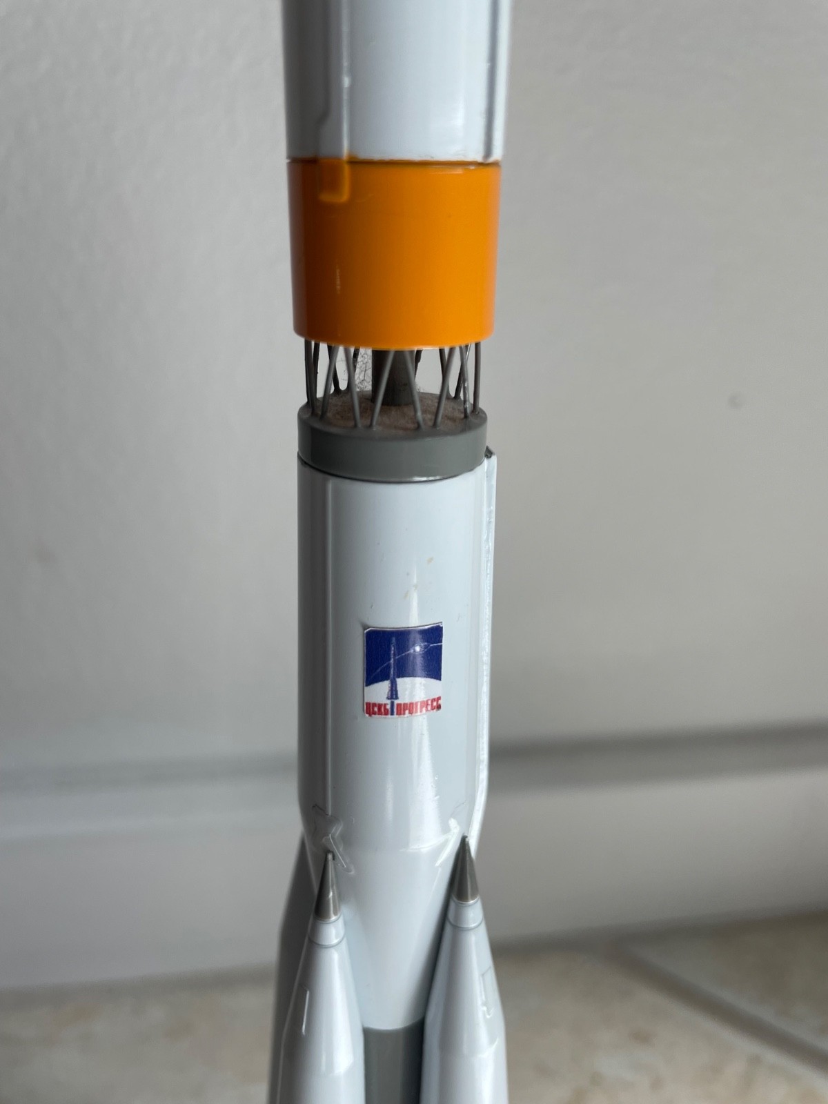 Soyuz rocket model (die cast, pre-assembled))