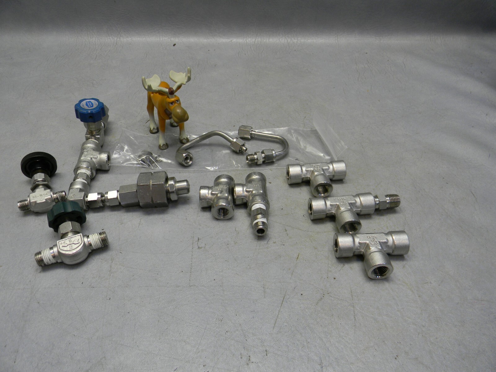 Whitey/Swagelok SSiKs4 Stainless Steel Needle Valves and Fittings Mixed lot
