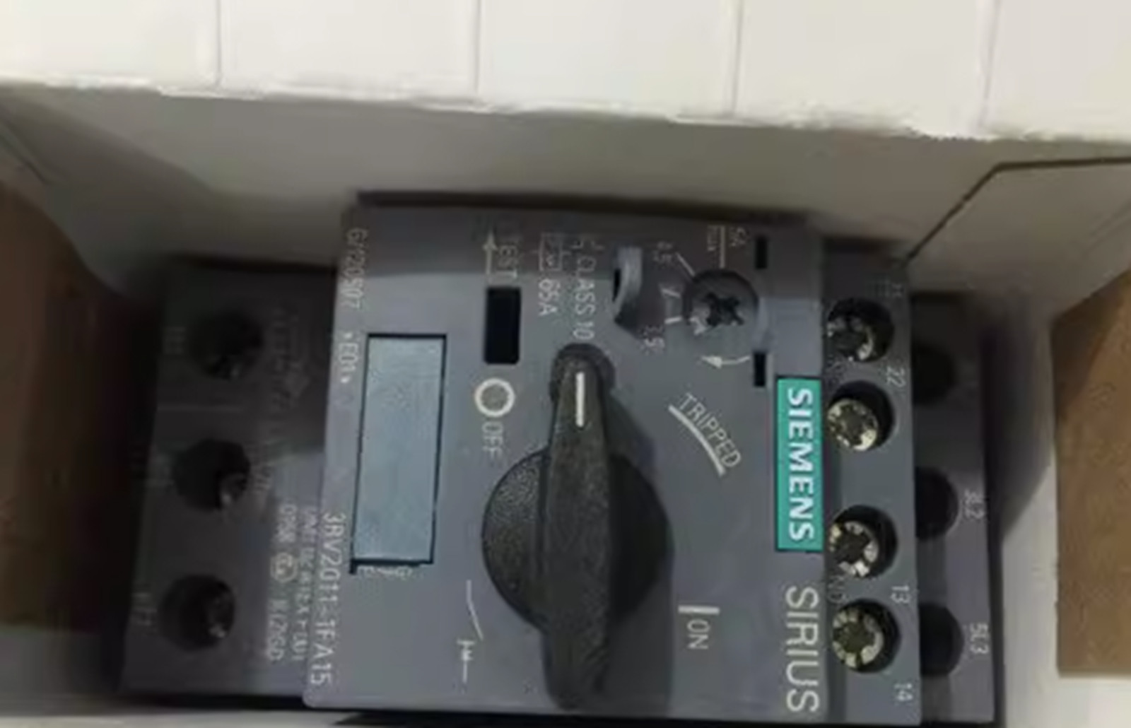 NEW SIEMENS 3RV2011-1FA15 Circuit Breaker