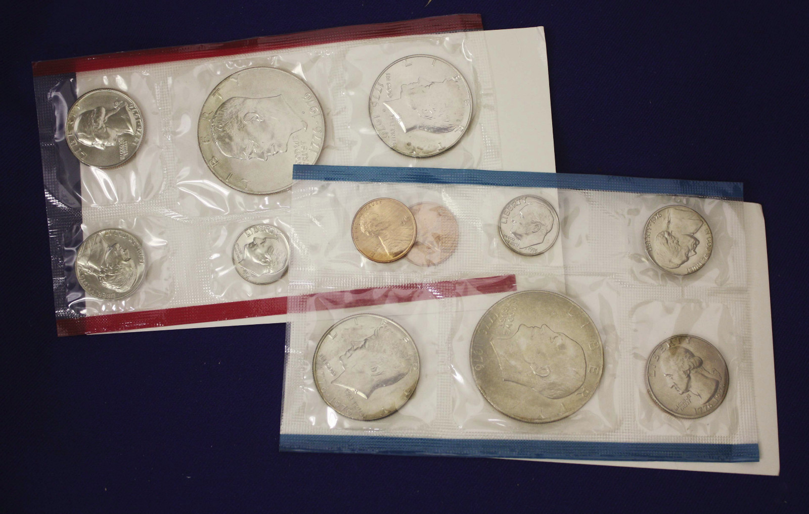 1976 MINT SET ISSUED BY U.S. MINT