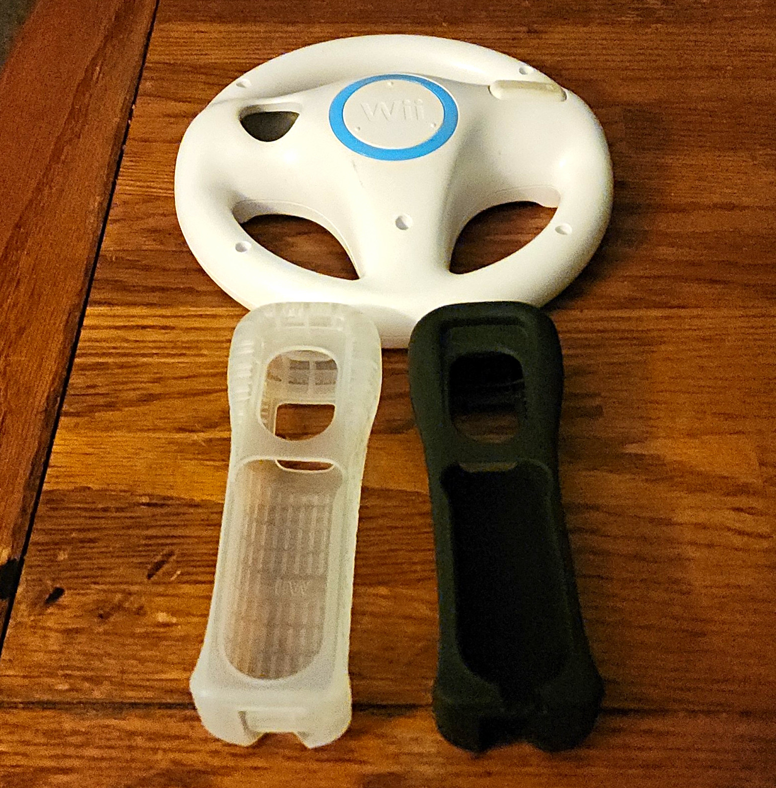 Nintendo Wii Steering Wheel Bundle w/ 2 Silicone Wii Remote Covers Black/White