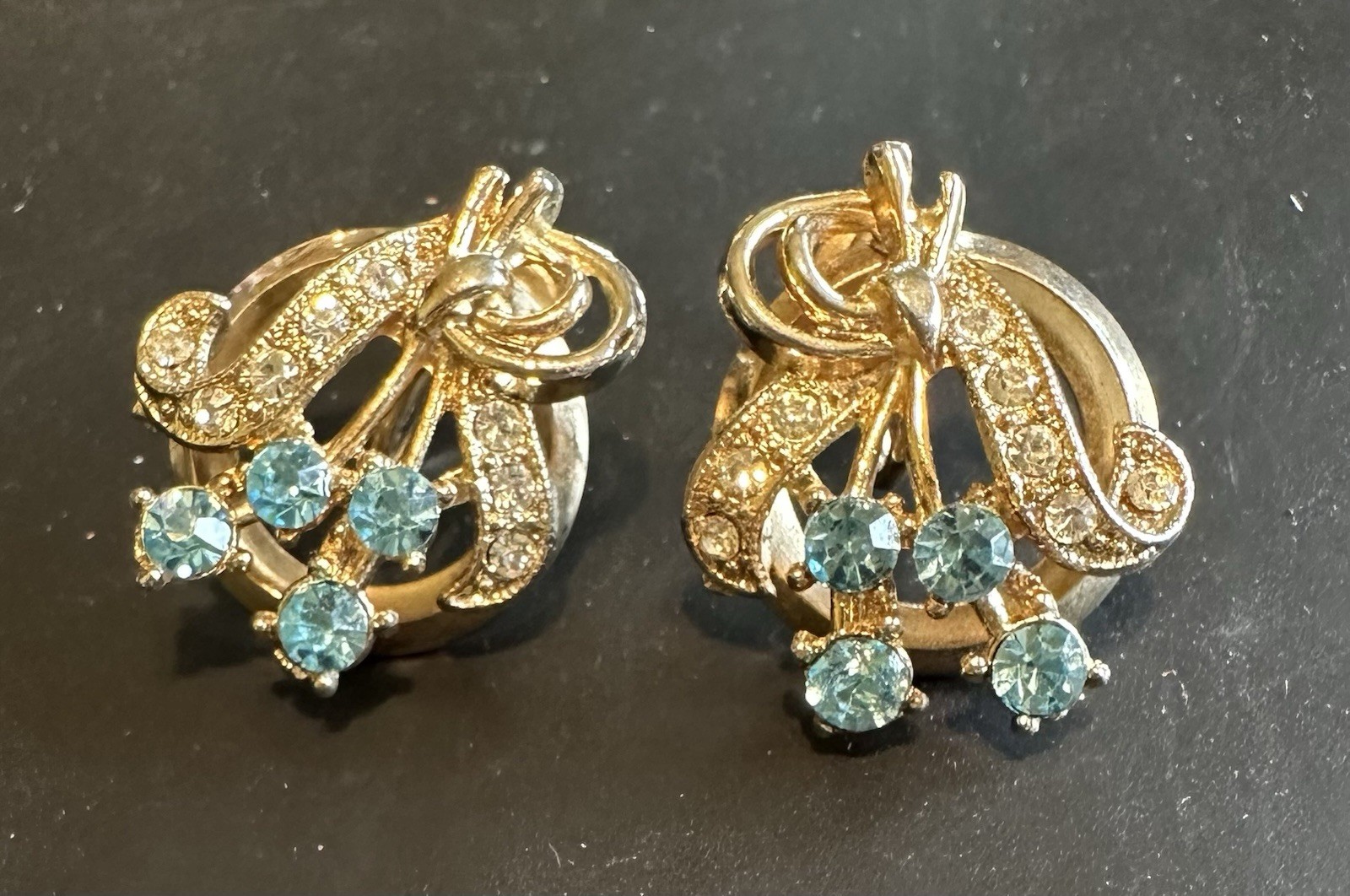 VTG Blue Aquamarine Color Stones With Smaller Clear Stones Screw back Earrings