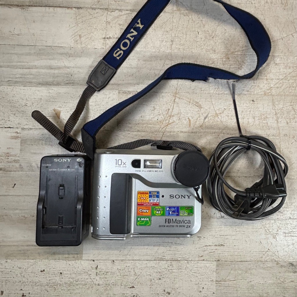 Sony FD Mavica MVC-FD75 Digital Camera 10x Zoom w/ Charger & Strap
