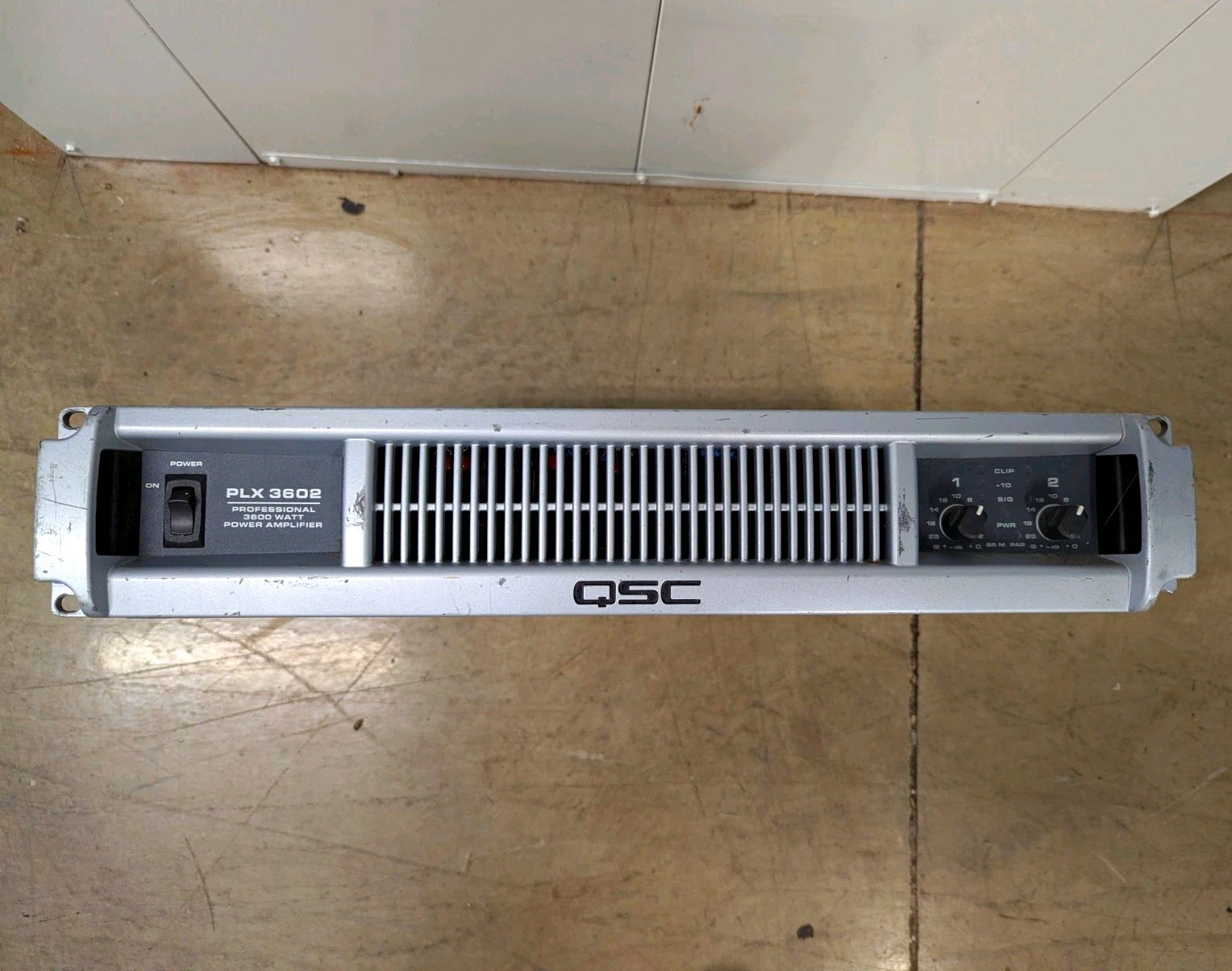 QSC PLX 3602 2-Channel 3600W Power Amplifier Rack Mountable Bridgeable