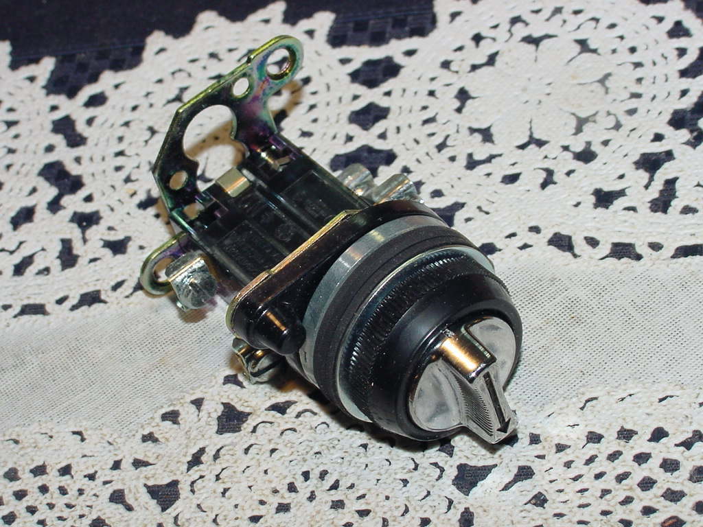 General Electric GE CR2940UB402B, Selector Switch, 3 Position Maintained, NEW!