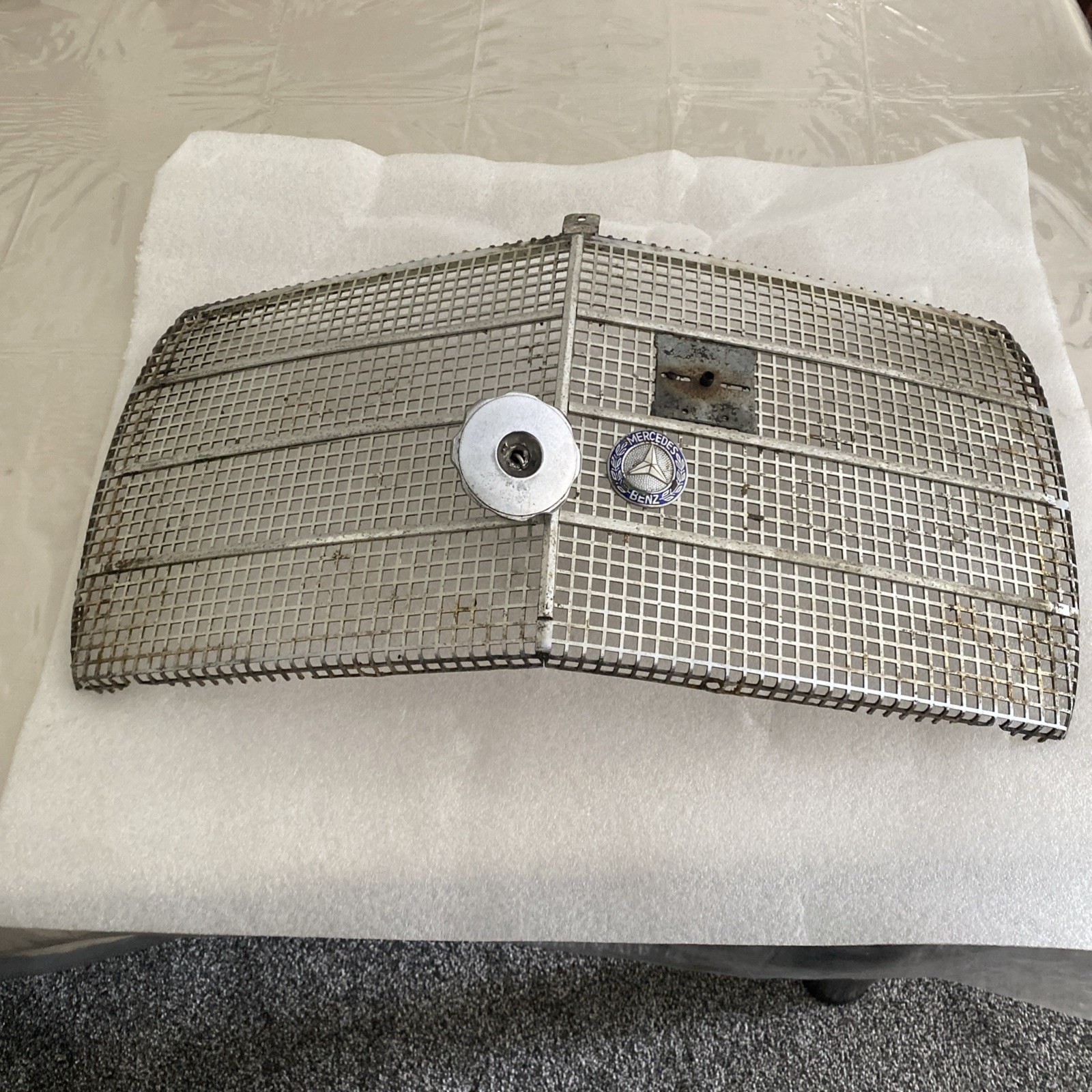 MERCEEES W114 W115 Inner Grill With Badge And Star, Support Very Good Condition