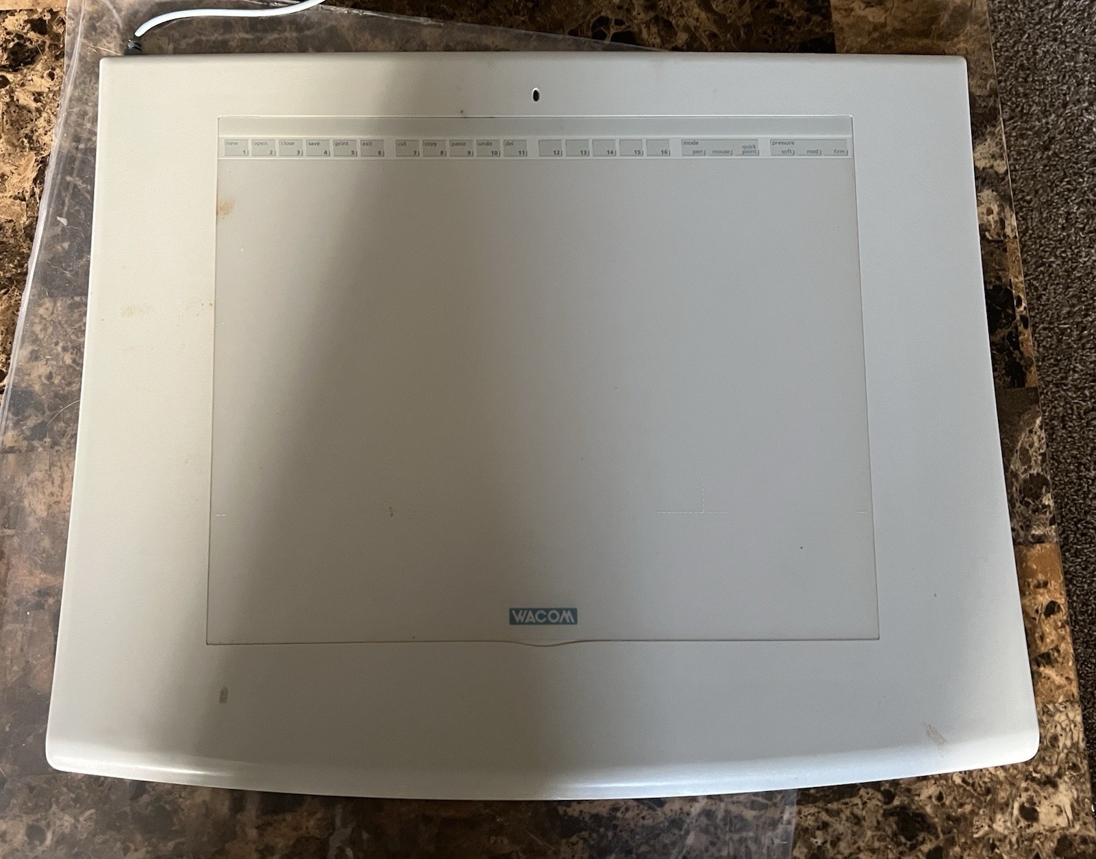 intuos2 From WACOM Professional Graphics Tablet 9x12 W/ Pen Tools 4D Mouse