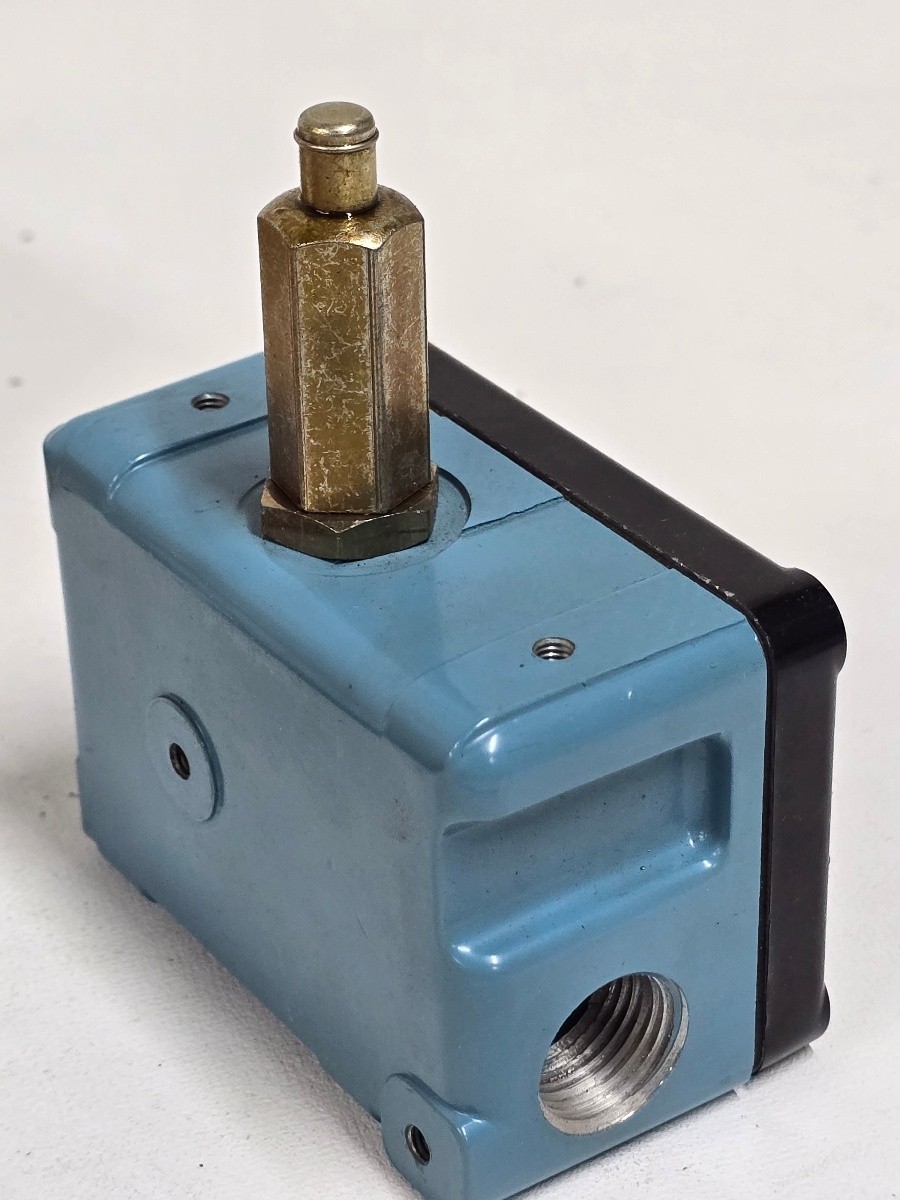 Micro Switch OP-Q 9348 Splash Proof Microswitch with Plunger Actuator