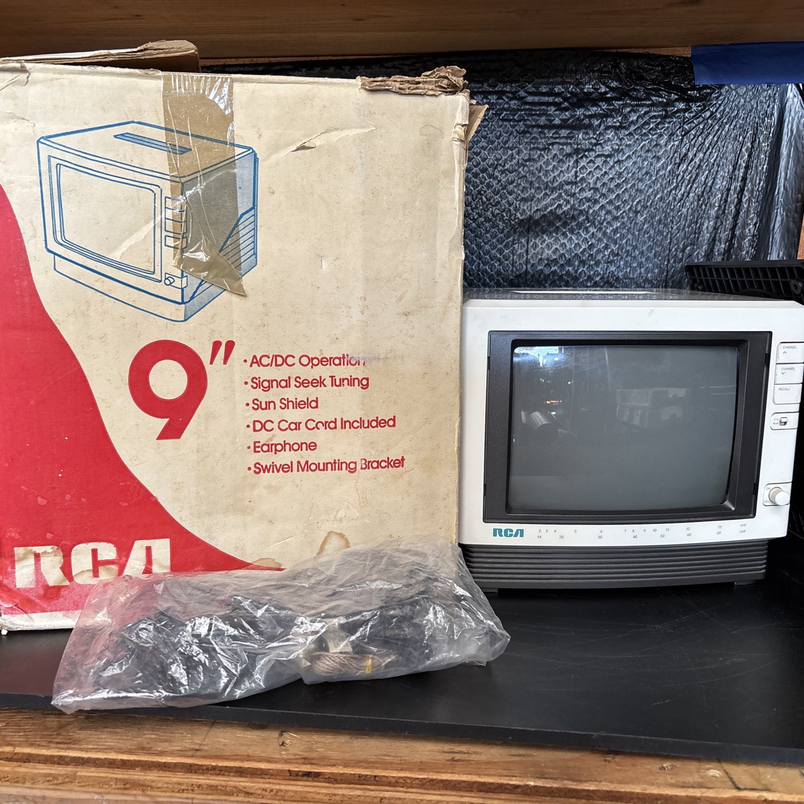 9” RCA “1988” AC/DC Signal Seek, DC Car Cord, Ear Pc , Swivel Mount Bracket