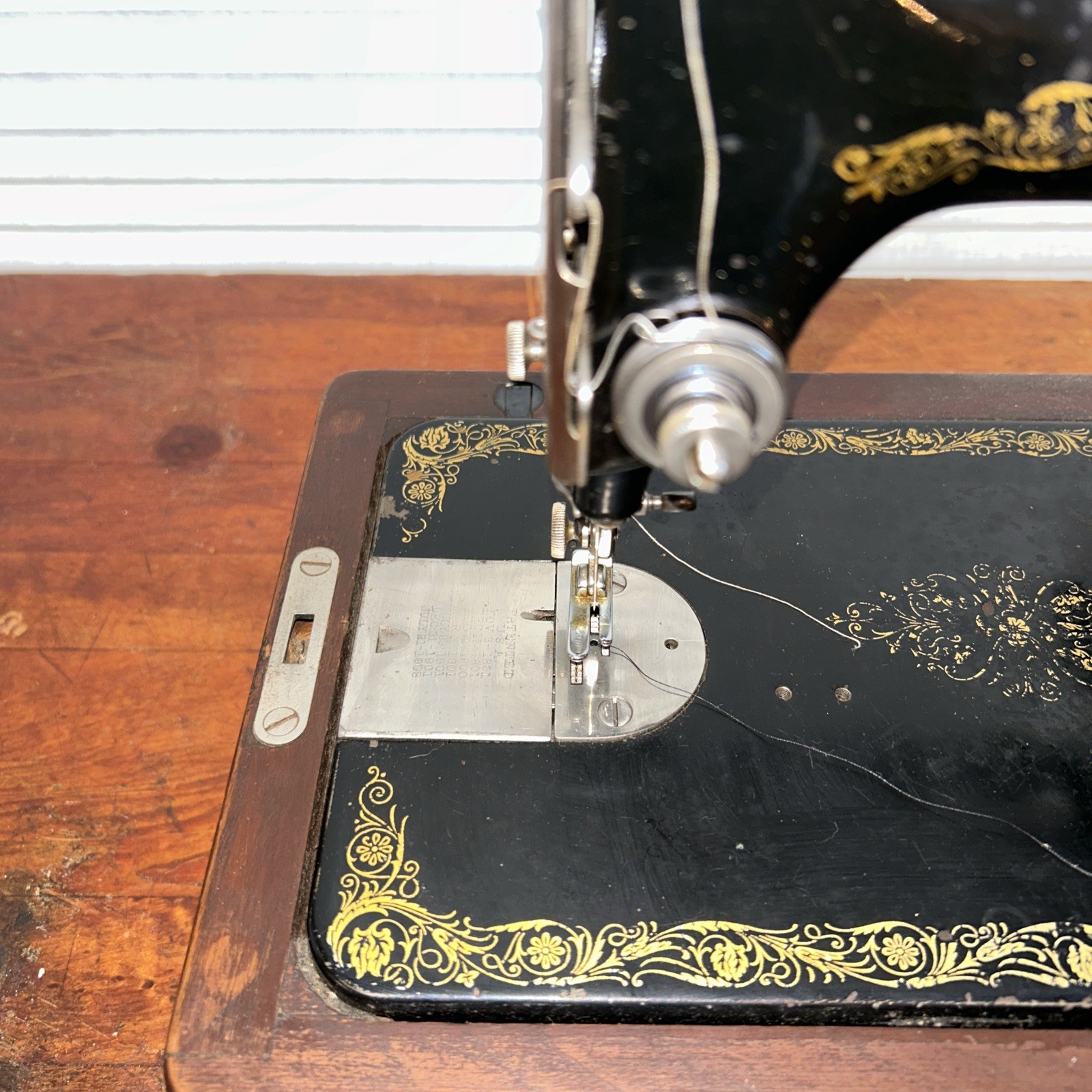 Vintage Singer Sewing Machine in Original Wood Case 🧵✂️