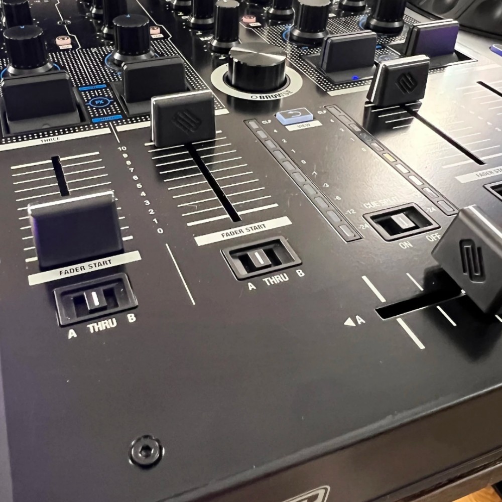 RELOOP MIXON 8 PRO 4-Channel High Performance Hybrid DJ Controller