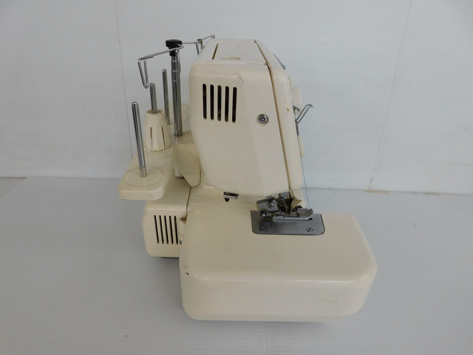 KENMORE 3/4 SERGER OVERLOCK MACHINE MODEL 385 (SJB74)