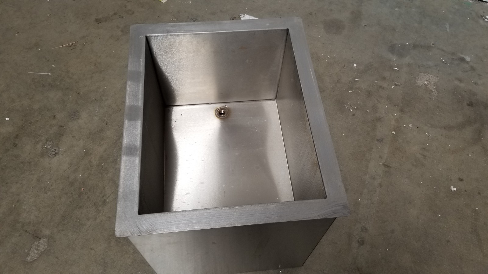 stainless steel tank 18"X14"X12" deep, 18 Ga. with basket, enclosue and cover
