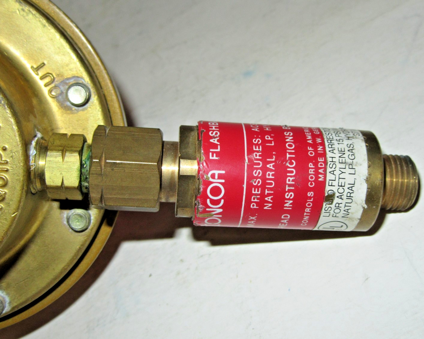 SMITH H1510A LP COMPRESSED GAS REGULATOR W/GAUGE & CONCOA FLASHBACK ARRESTOR