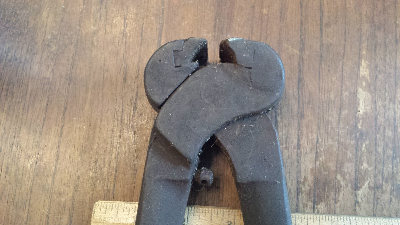 Vintage Unbranded Nipper Nail Puller Tool 15"