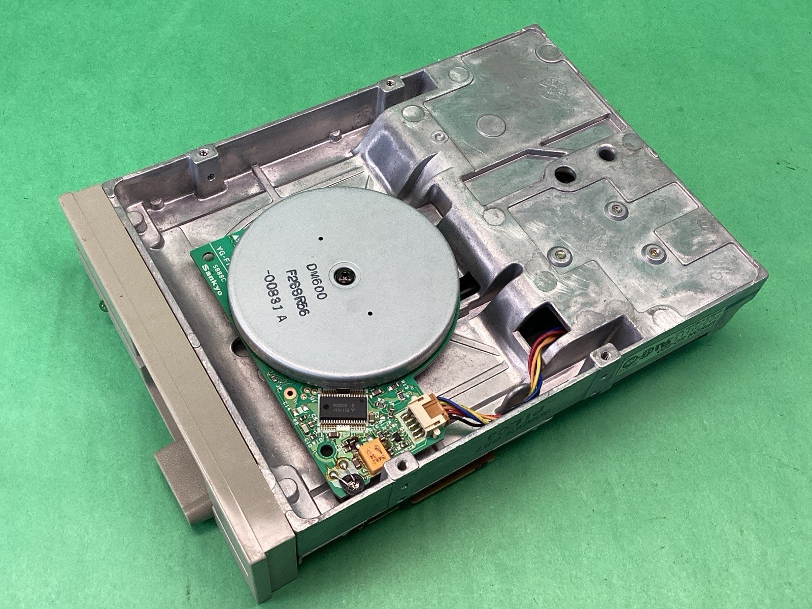 Epson SD-600 Tan 5.25” Floppy Internal PC Green LED Disk Drive - UNTESTED