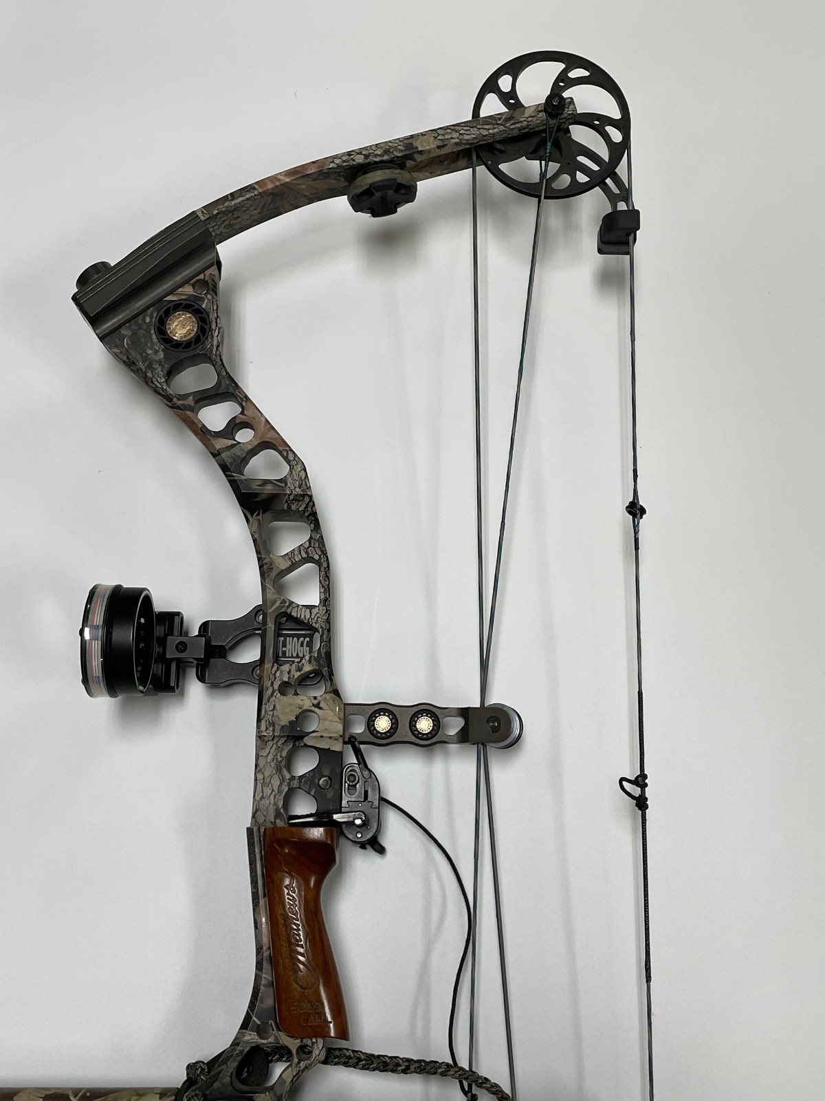 Matthews Switchback RH Compound Bow w/ Spot Hogg Sight - 70#, 35.5" Cable Length