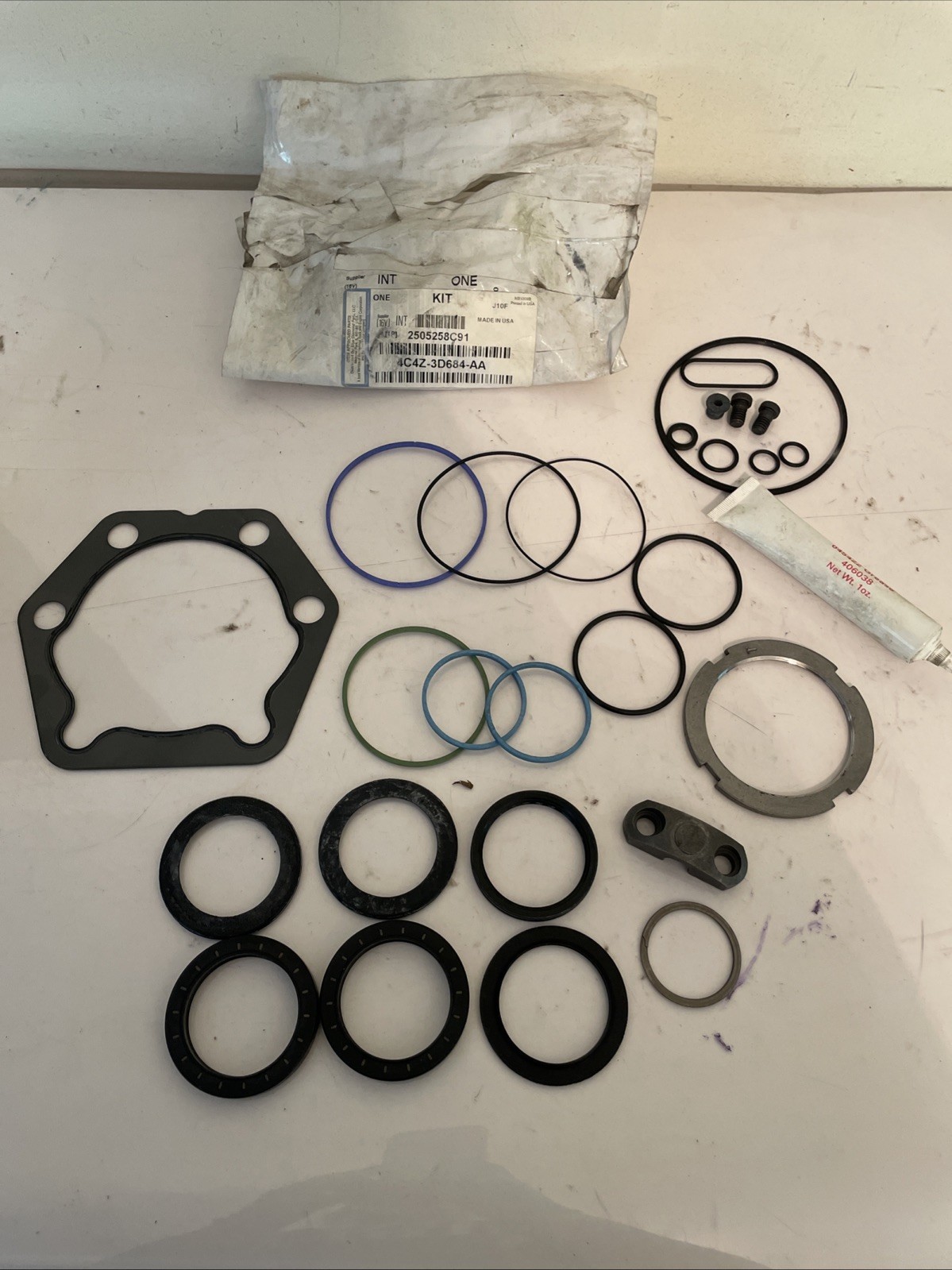 GENUINE INTERNATIONAL STEERING GEAR GASKET SEAL KIT 2505258C NEW OEM
