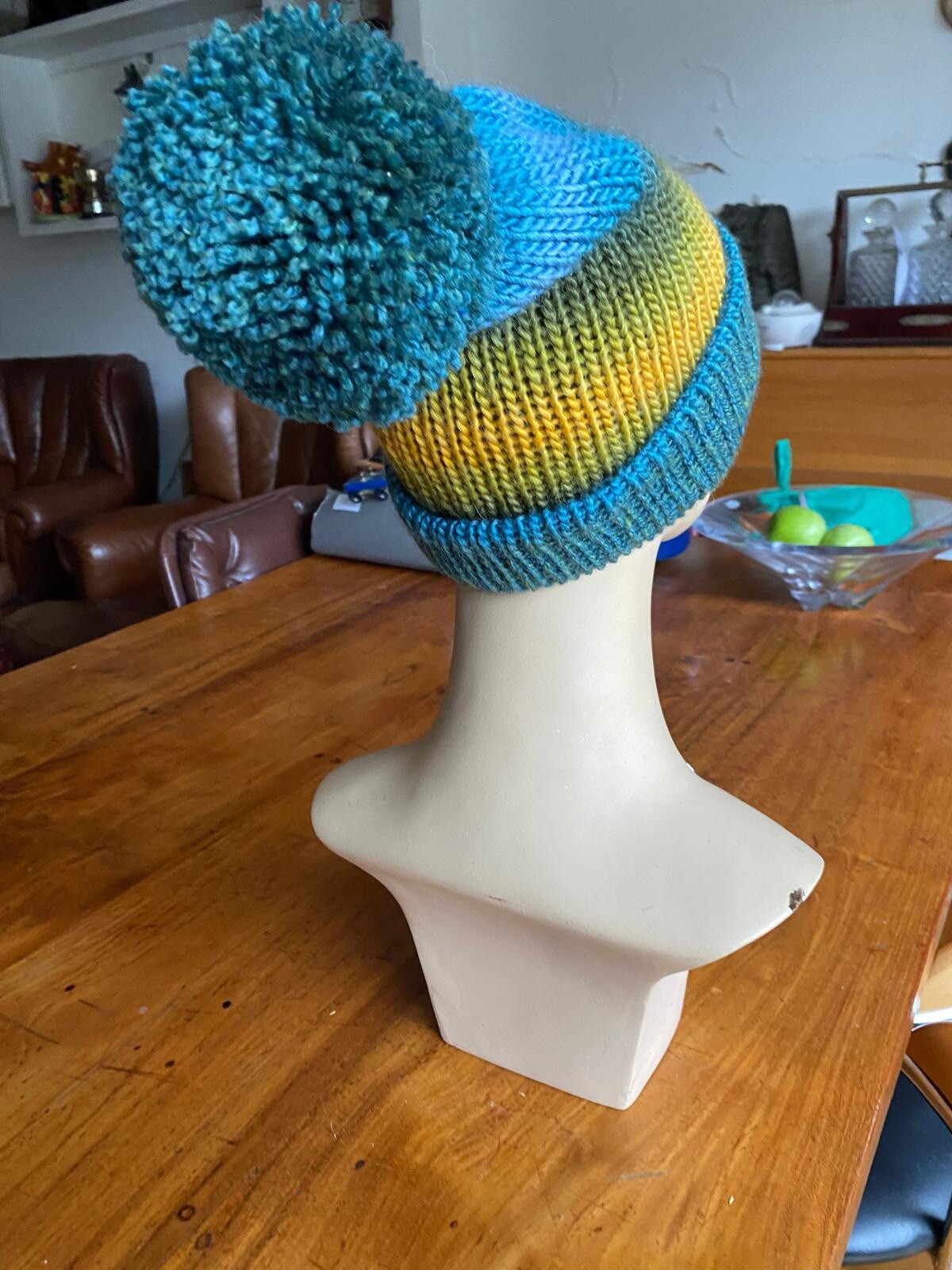 SHADES OF GREEN BLUE YELLOW STRETCH RIBBED KNIT BOBBLE HAT BEANNIE WINTER HAT