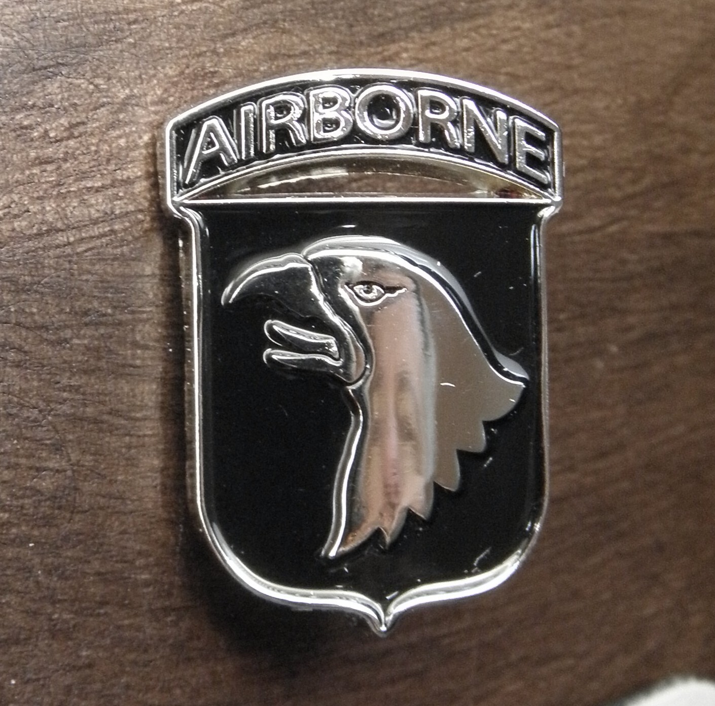 US ARMY 101ST AIRBORNE DIVISION BLACK SILVER COLORED LAPEL PIN BADGE 1.1 inch