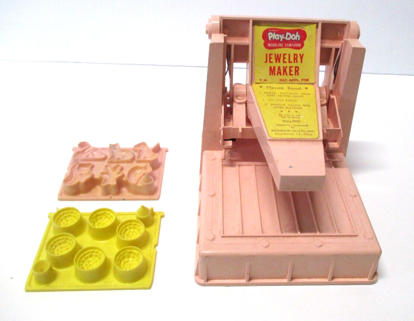 VINTAGE RAINBOW CRAFTS PLAY-DOH JEWELRY MAKER WITH 2 PLATES BIN LG2