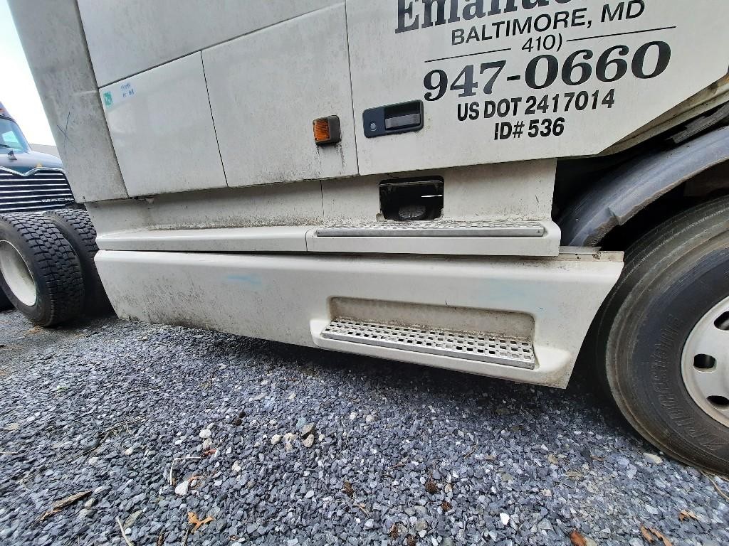 For 1999 VOLVO VNL SIDE FAIRING Right ,  MD