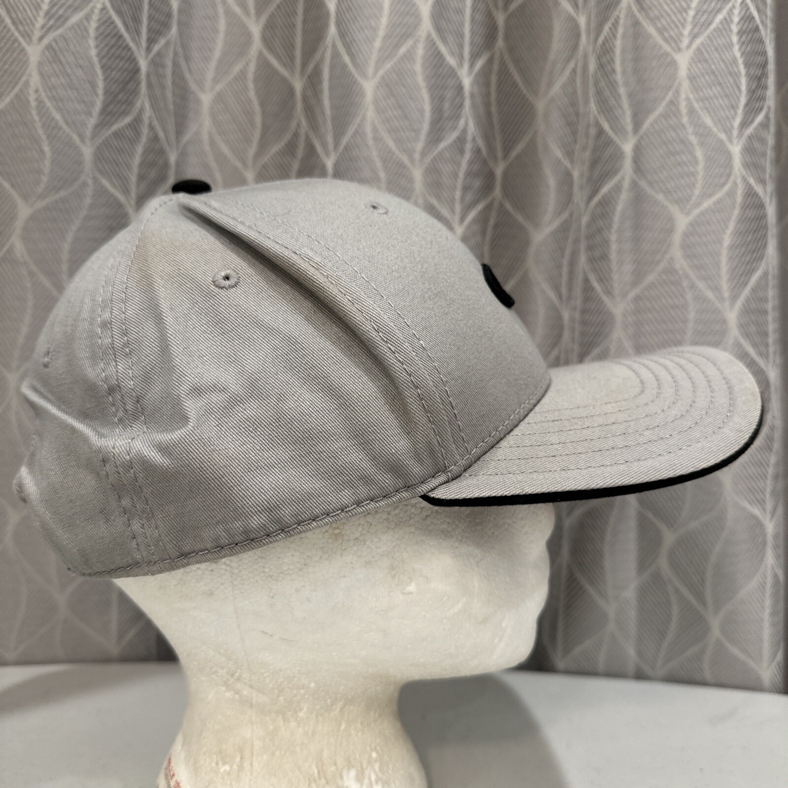 Oakley Hat Cap Black Logo on Gray Hat Snapback Oakley Brand EUC