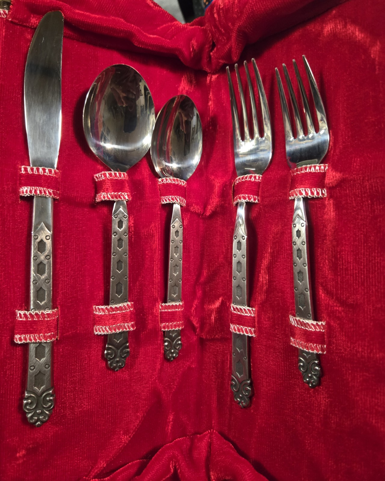Oneida Northland San Francisco Five Piece Stainless Flatware Set & Storage Pouch