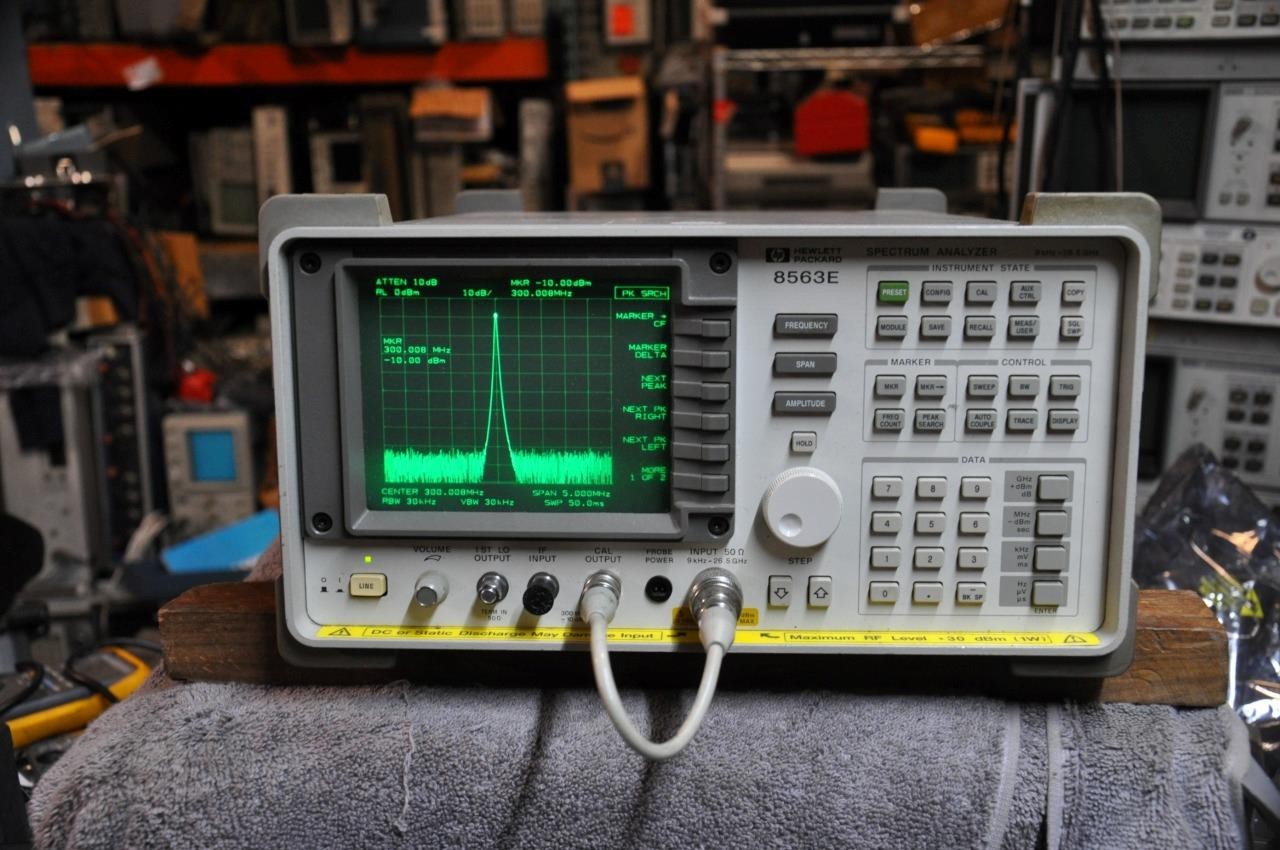 HP 8563E 9kHz -26.5 Ghz Spectrum Analyzer  Works But read