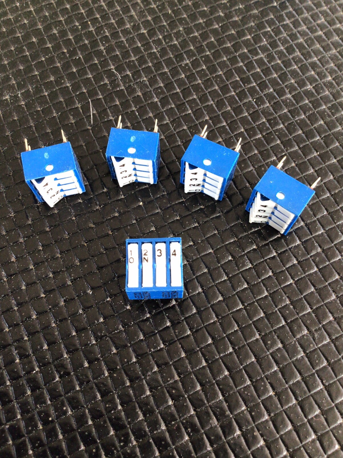 ( 14 PCs ) EECO 4 position 8 Dip Switch PCB mount, Excellent