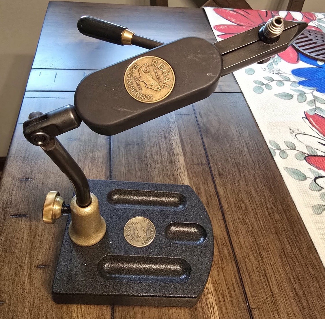 REGAL MEDALLION TRAVEL FLY TYING VISE W/ REGULAR JAWS & TRAVEL BASE NEW