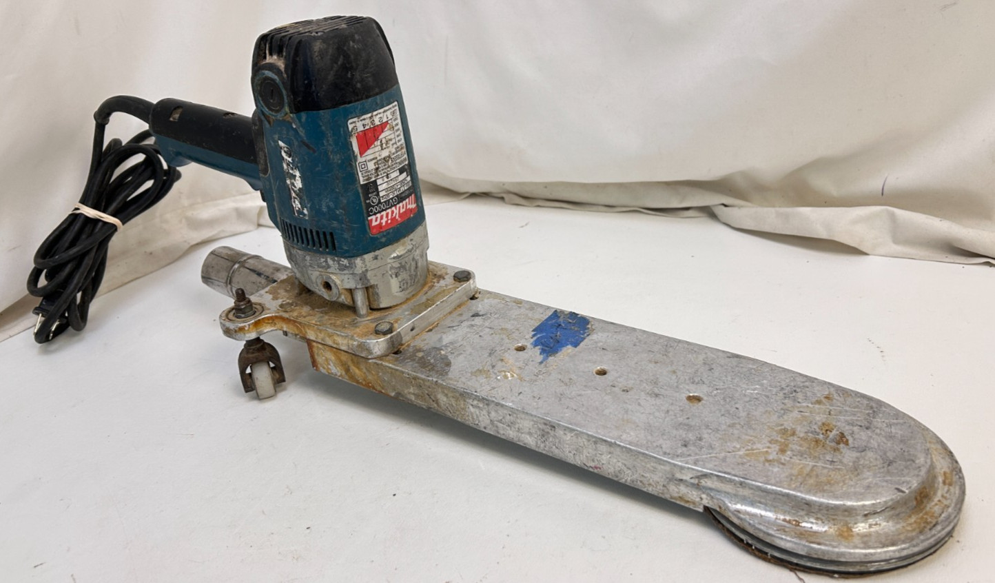 Makita Tools 120 V Corded Vibration Sander with Wheels GV7000C