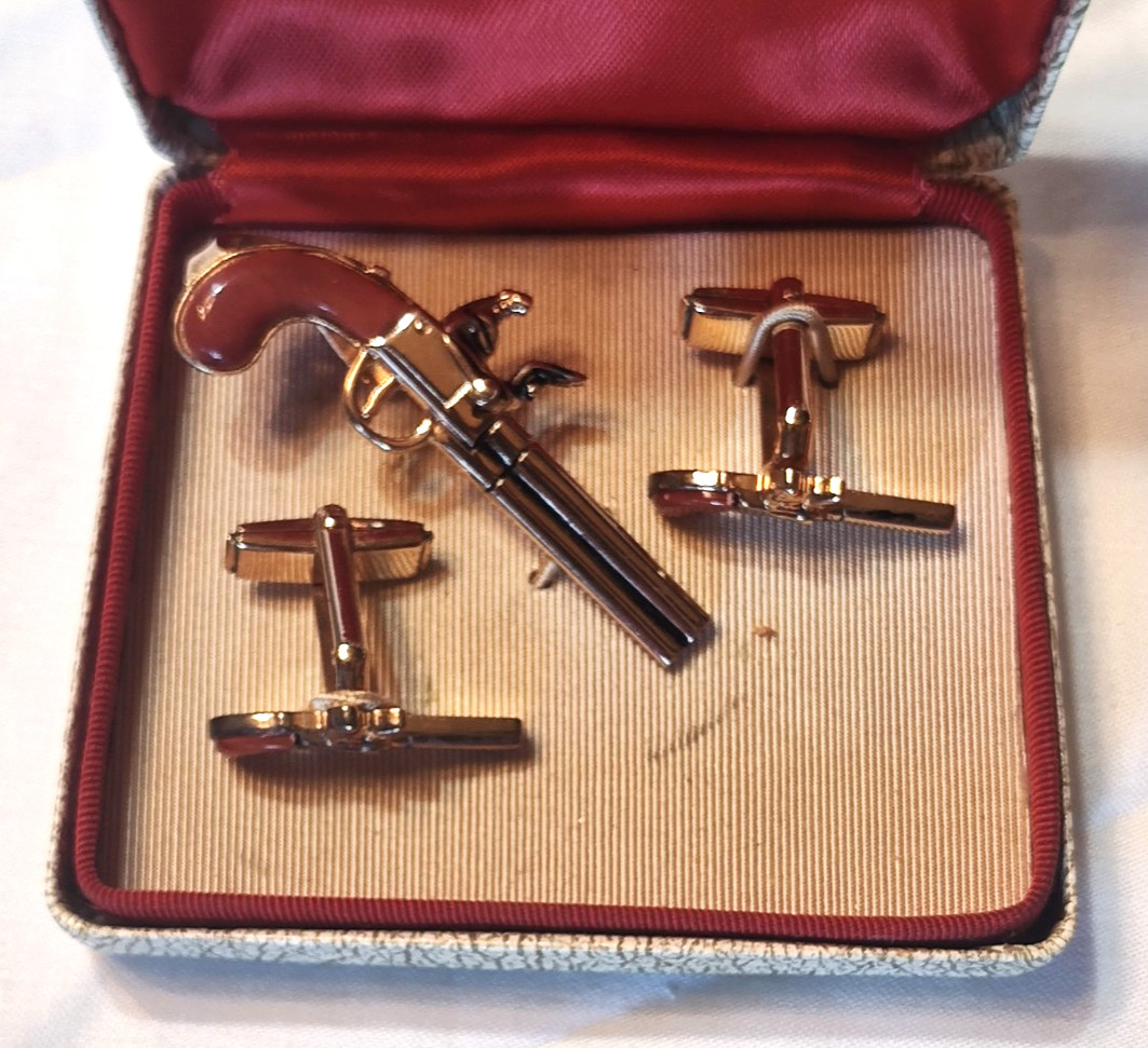 1940's Pioneer Cufflinks & Tie Clip Bar Flintlock Dueling Pistols Original Box