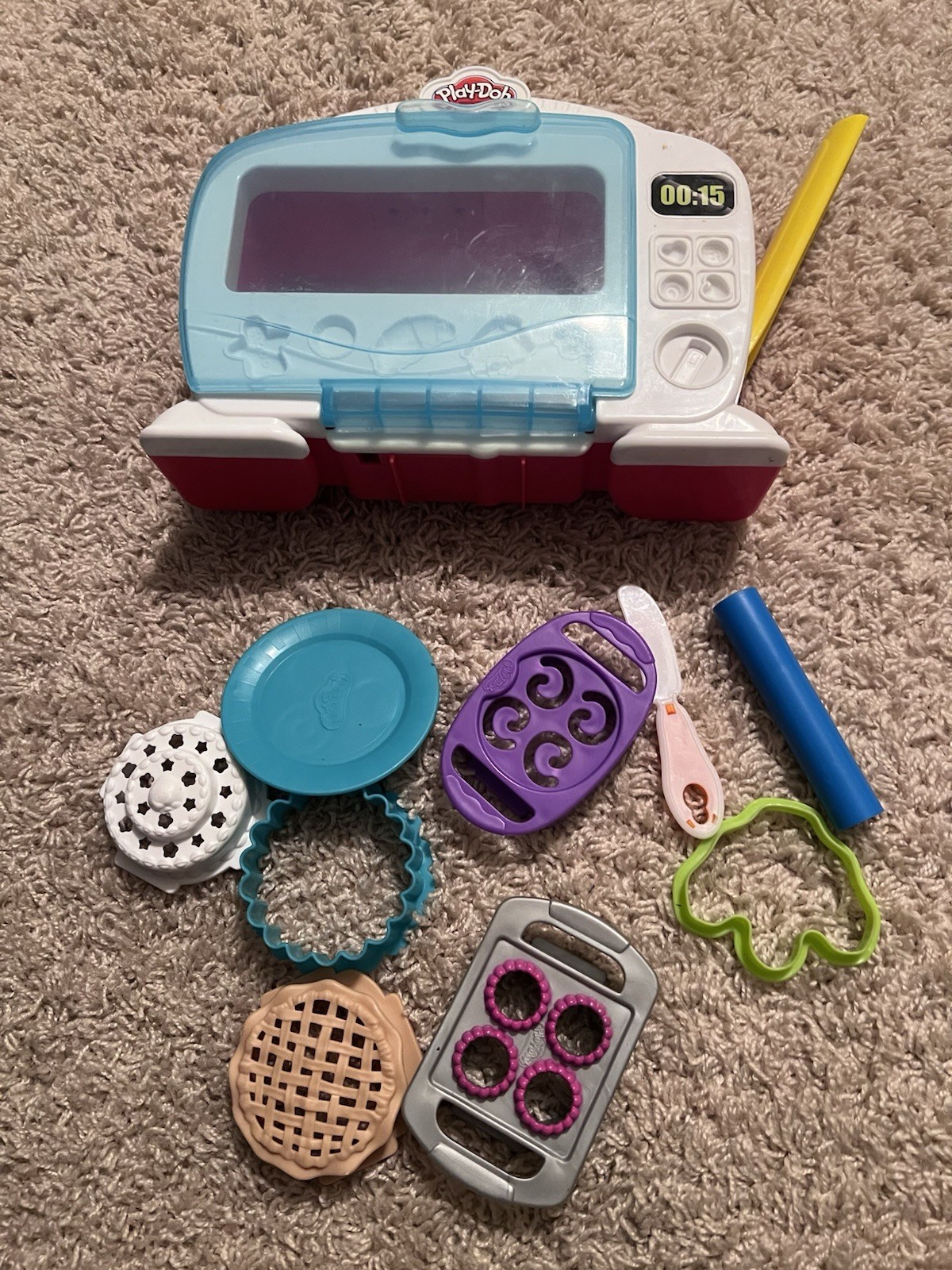 Play-Doh Baking Oven/Microwave Playset w/ Assorted Molds Cutters Tools