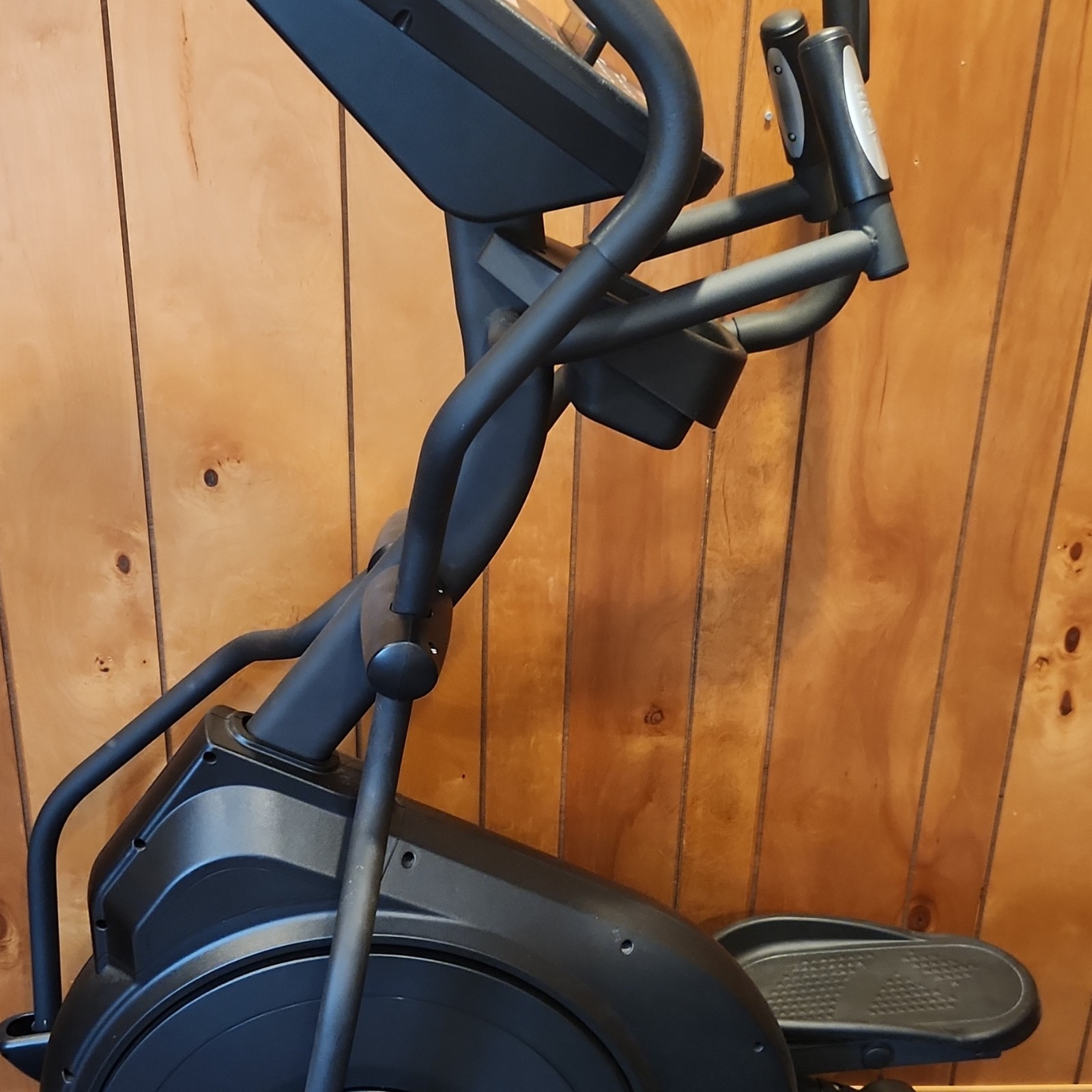 Sole E25 Elliptical Machine Black Incline Heart Rate Monitor LED-Display Fan