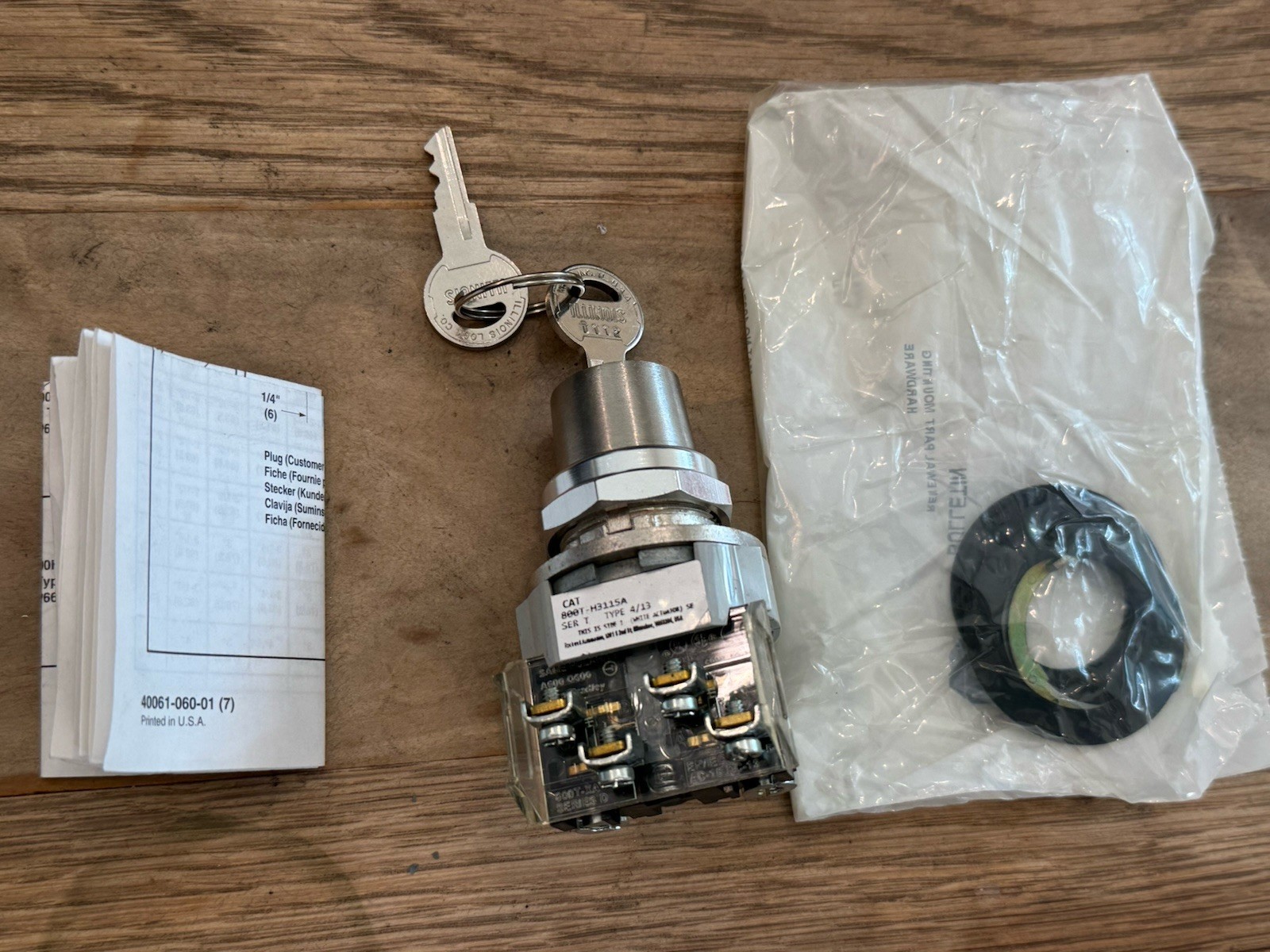 NEW Allen Bradley 800T-H3115A Keyed Selector Switch 2 Position W/ Mount Hardware