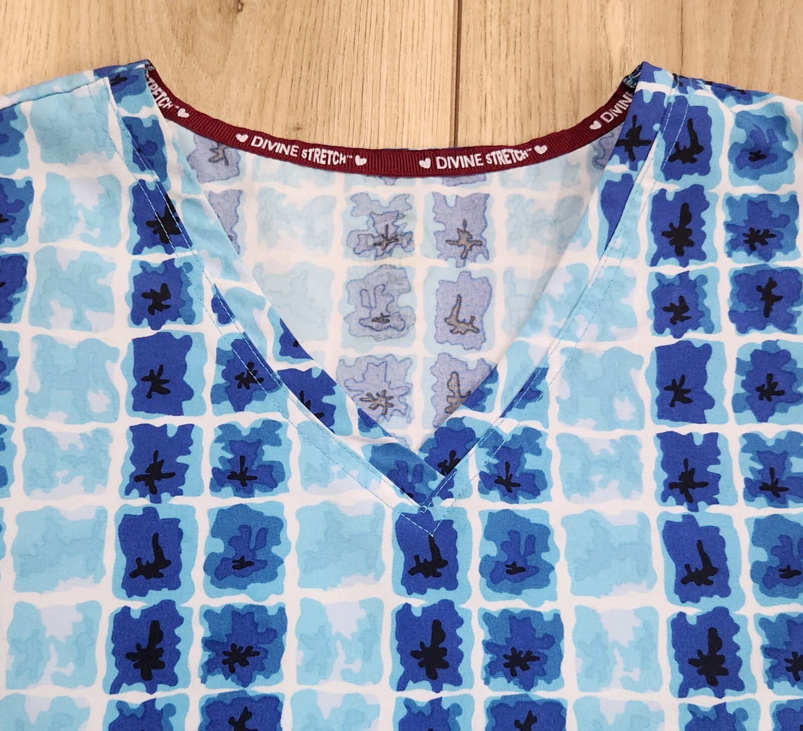 Divine Stretch Scrub Top Womens Sz Medium, V-Neck, Pockets Lightweight