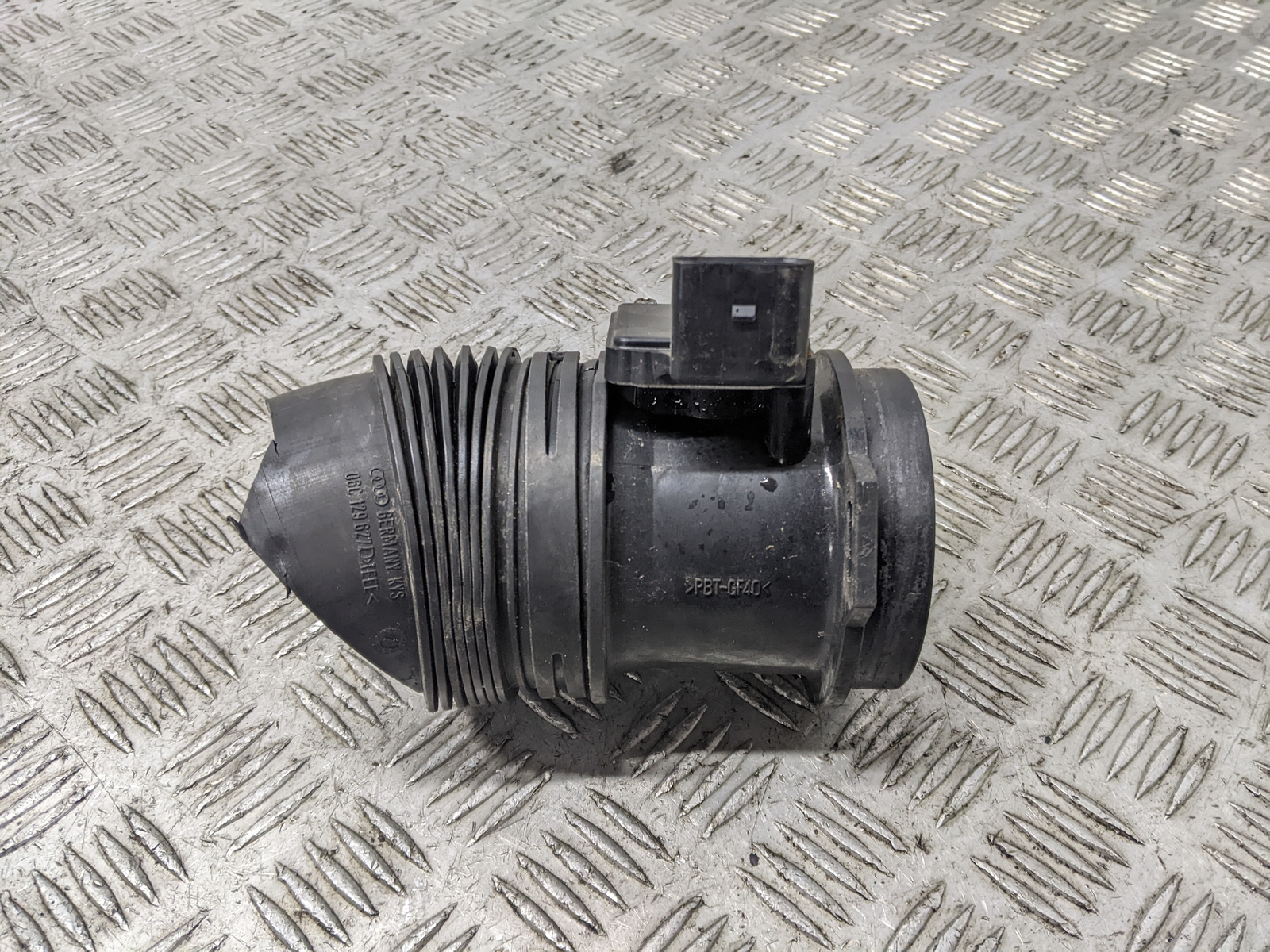 AUDI A4 QUATTRO S LINE MK3 2003-2005 AIR FLOW METER/MAF SENSOR HOUSING 06C133471