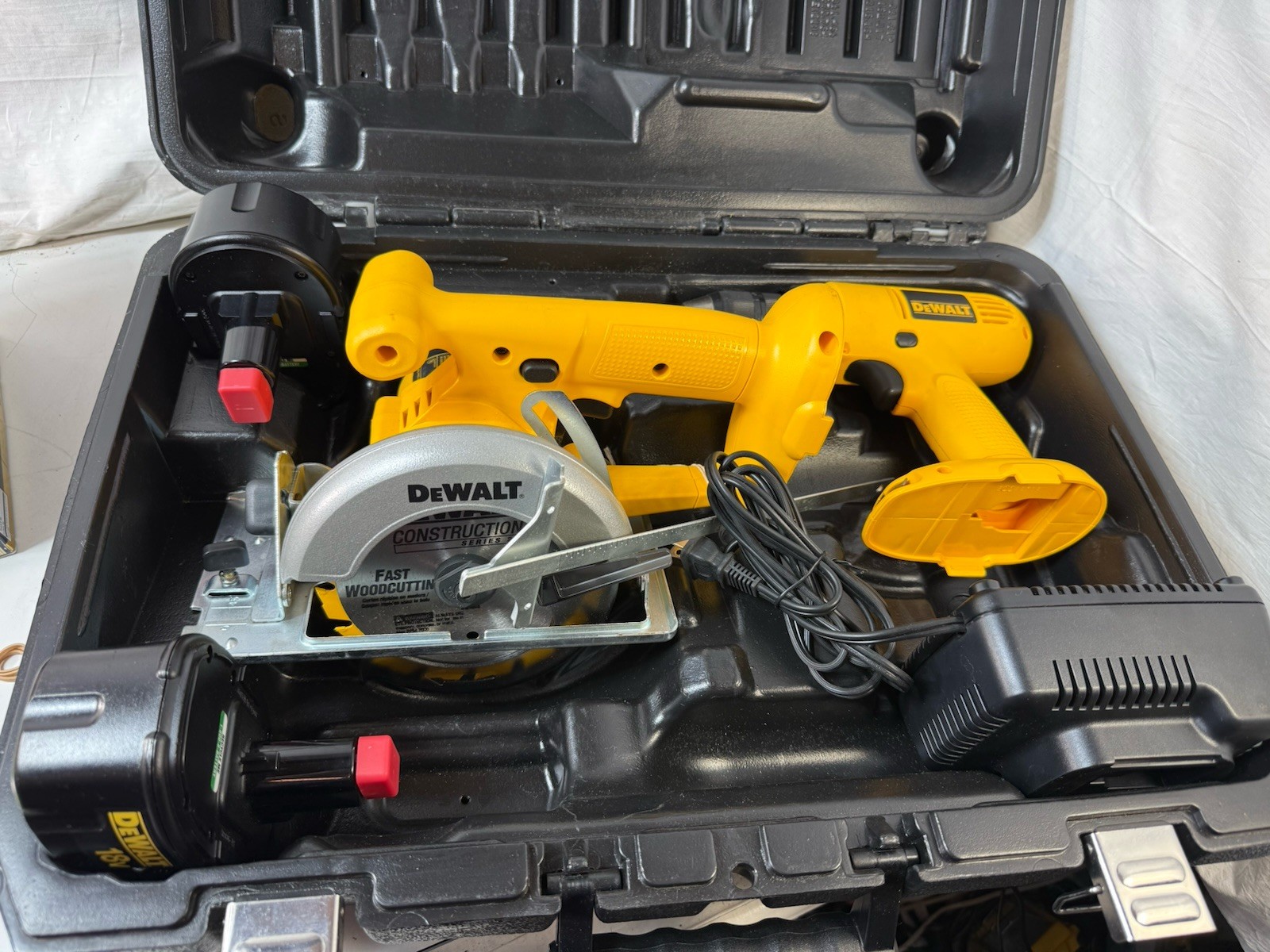 DeWALT 18V Cordless Tool Set Circular Saw Drill Charger (2) Batteries & Case
